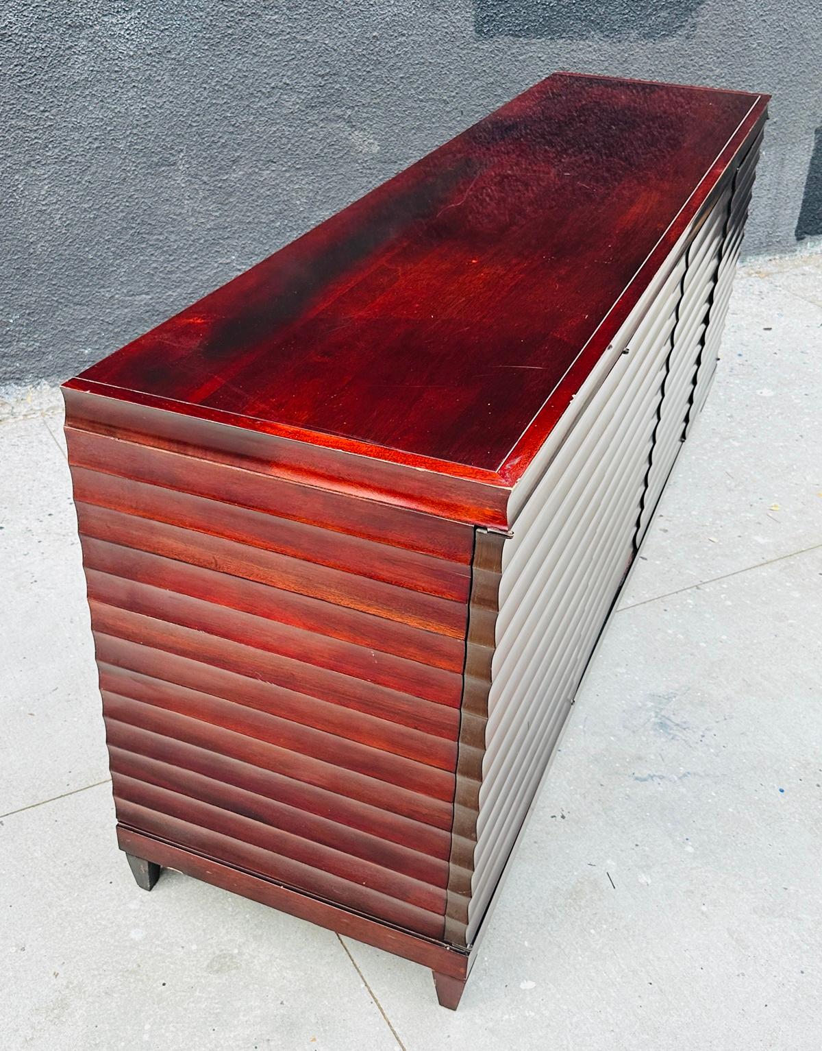 Moderner geriffelter Buffet- Sideboard-Schrank von Barbara Barry für Baker Furniture, USA im Zustand „Relativ gut“ im Angebot in Los Angeles, CA
