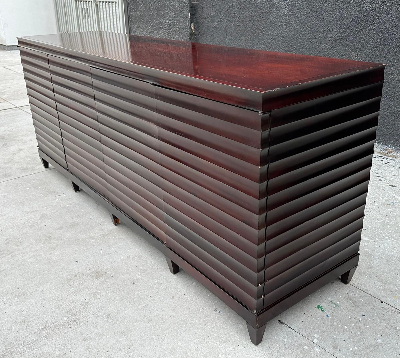 Moderner geriffelter Buffet- Sideboard-Schrank von Barbara Barry für Baker Furniture, USA (21. Jahrhundert und zeitgenössisch) im Angebot
