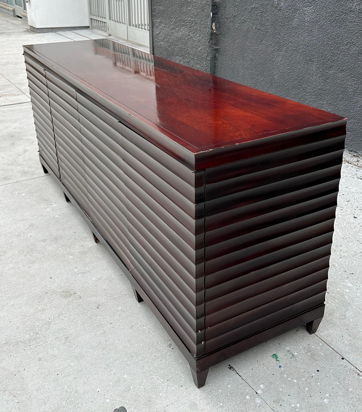 Moderner geriffelter Buffet- Sideboard-Schrank von Barbara Barry für Baker Furniture, USA (Holz) im Angebot