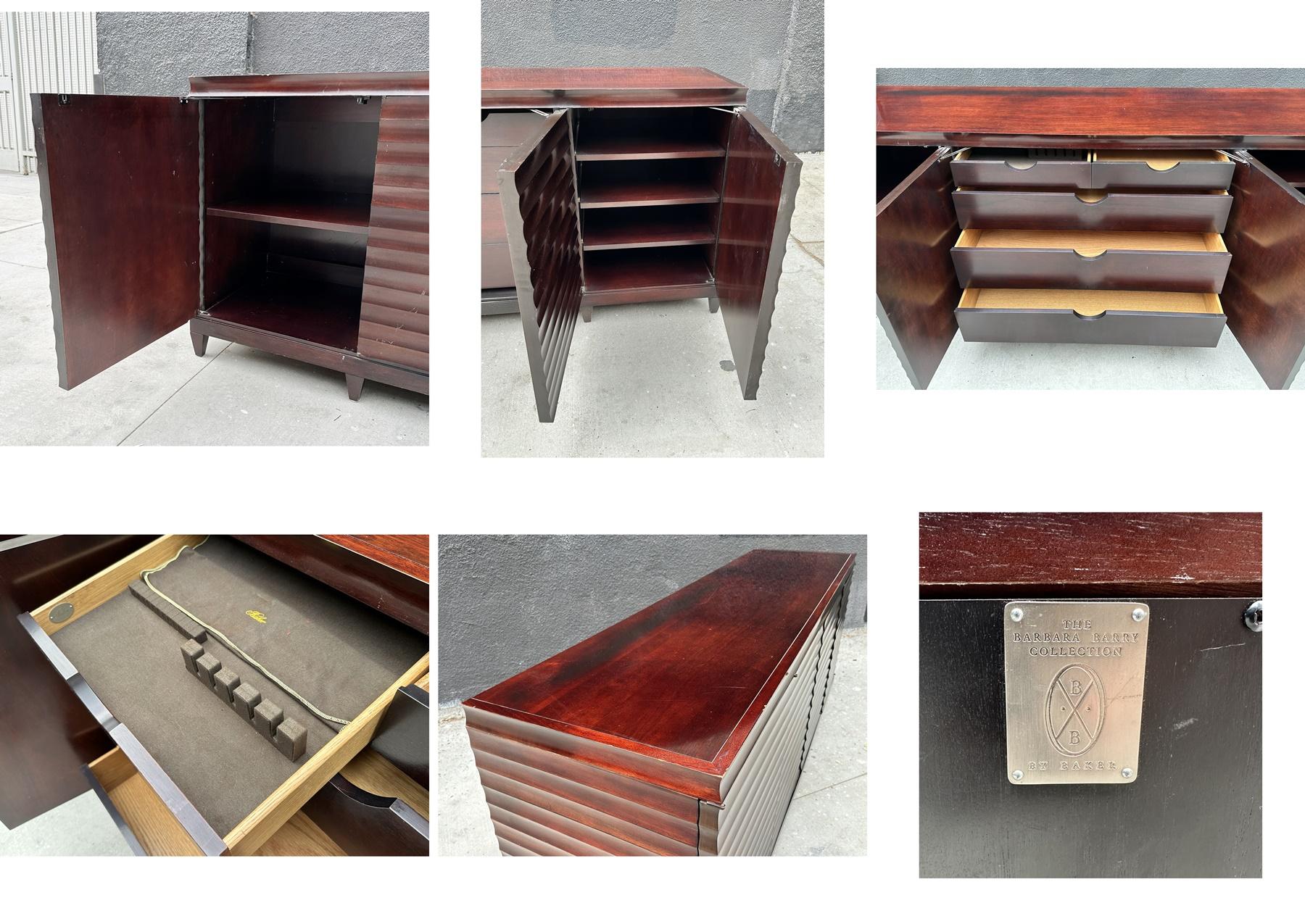 Moderner geriffelter Buffet- Sideboard-Schrank von Barbara Barry für Baker Furniture, USA im Angebot 2
