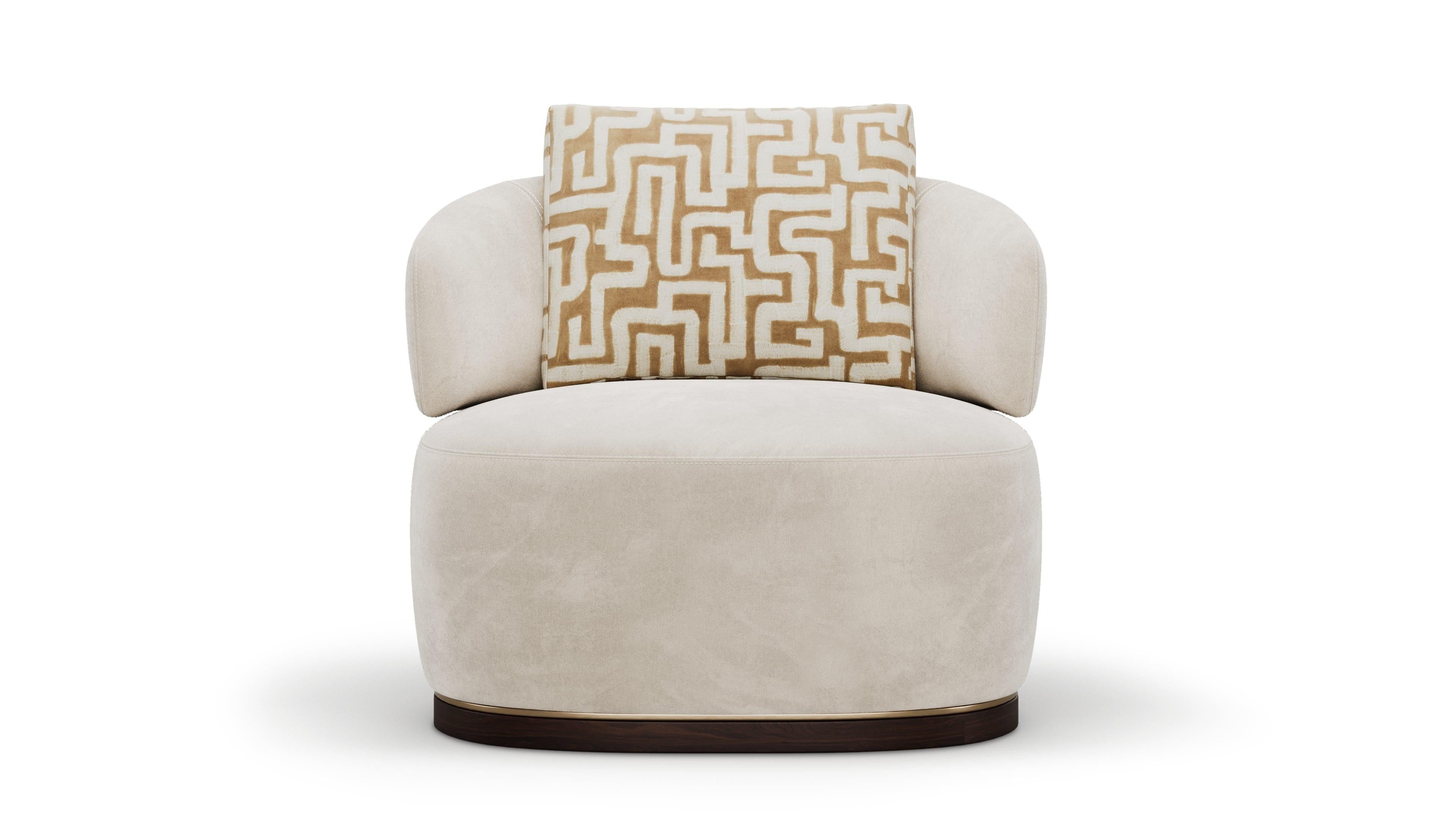 Portugais Fauteuil moderne Flux en tissu crème avec base en bois et détails métalliques en vente