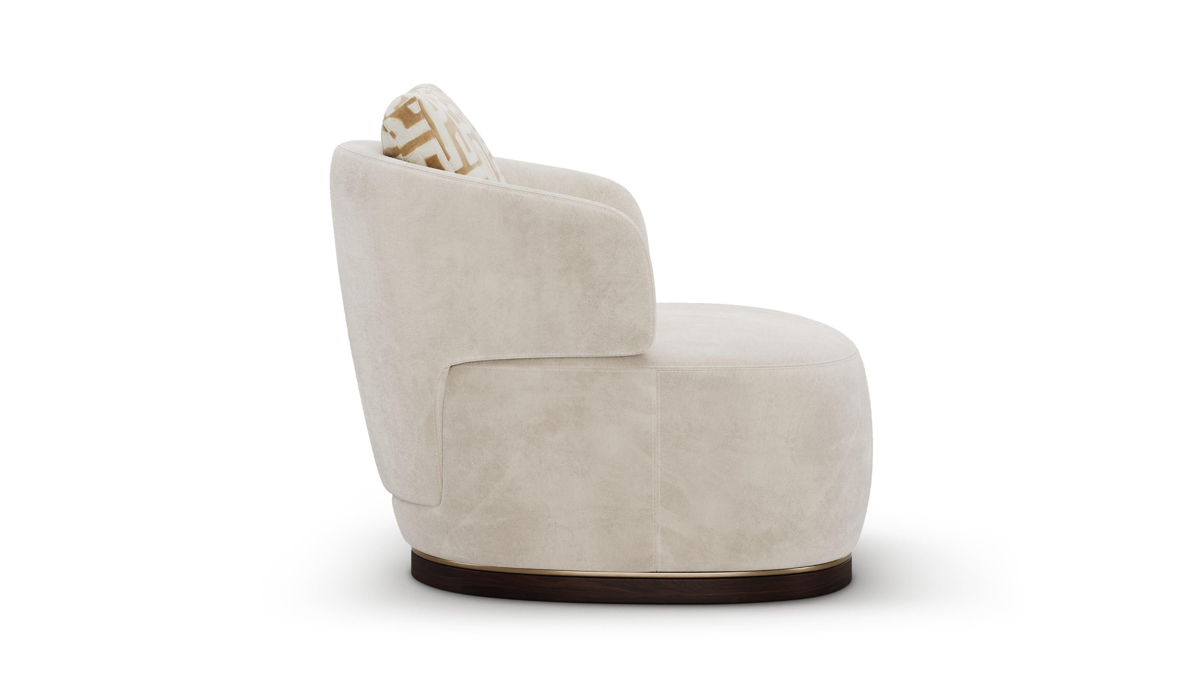 Brossé Fauteuil moderne Flux en tissu crème avec base en bois et détails métalliques en vente