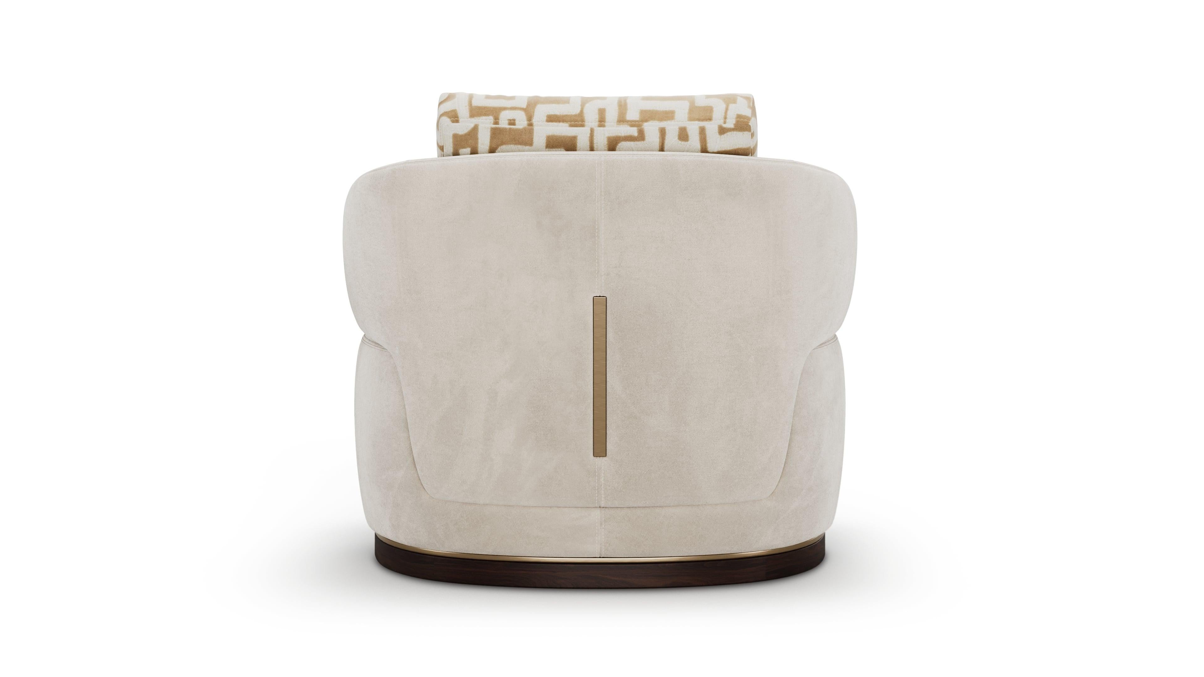 XXIe siècle et contemporain Fauteuil moderne Flux en tissu crème avec base en bois et détails métalliques en vente