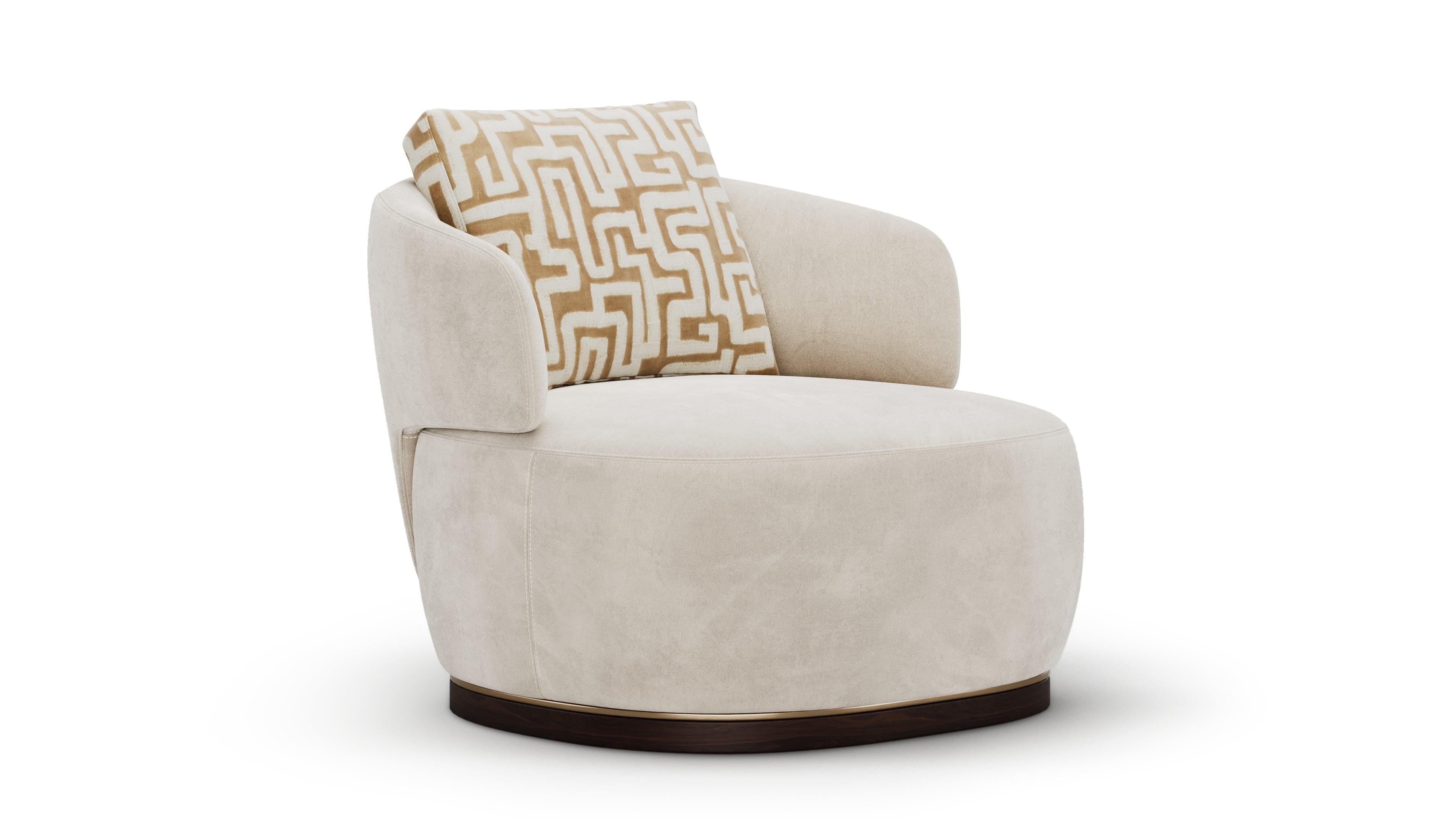 Métal Fauteuil moderne Flux en tissu crème avec base en bois et détails métalliques en vente