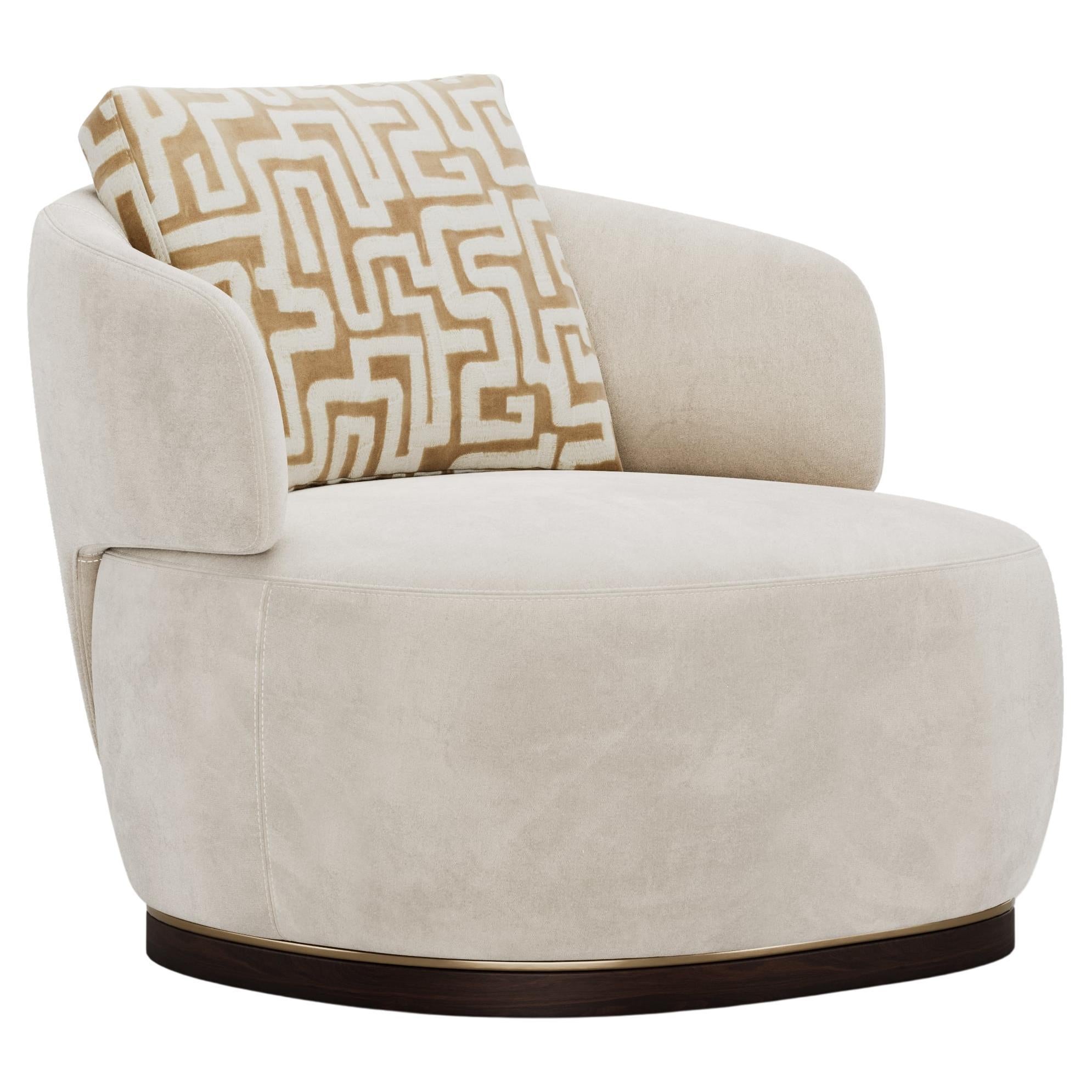 Fauteuil moderne Flux en tissu crème avec base en bois et détails métalliques en vente