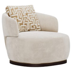 Poltrona moderna Flux in tessuto crema con base in legno e dettagli in metallo