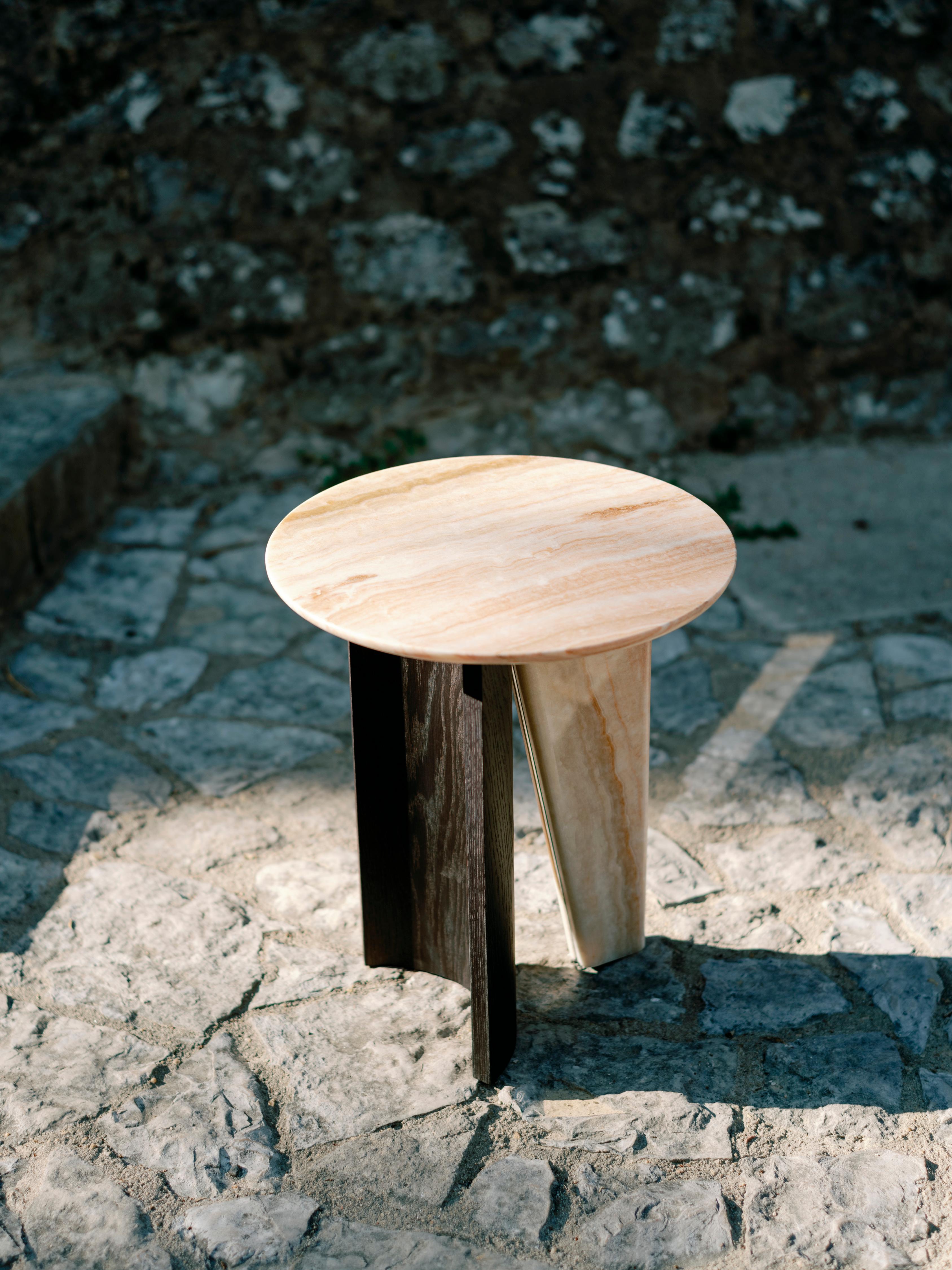 Laiton Table d'appoint moderne Foice, pierre d'onyx, fabriquée à la main au Portugal par Greenapple en vente