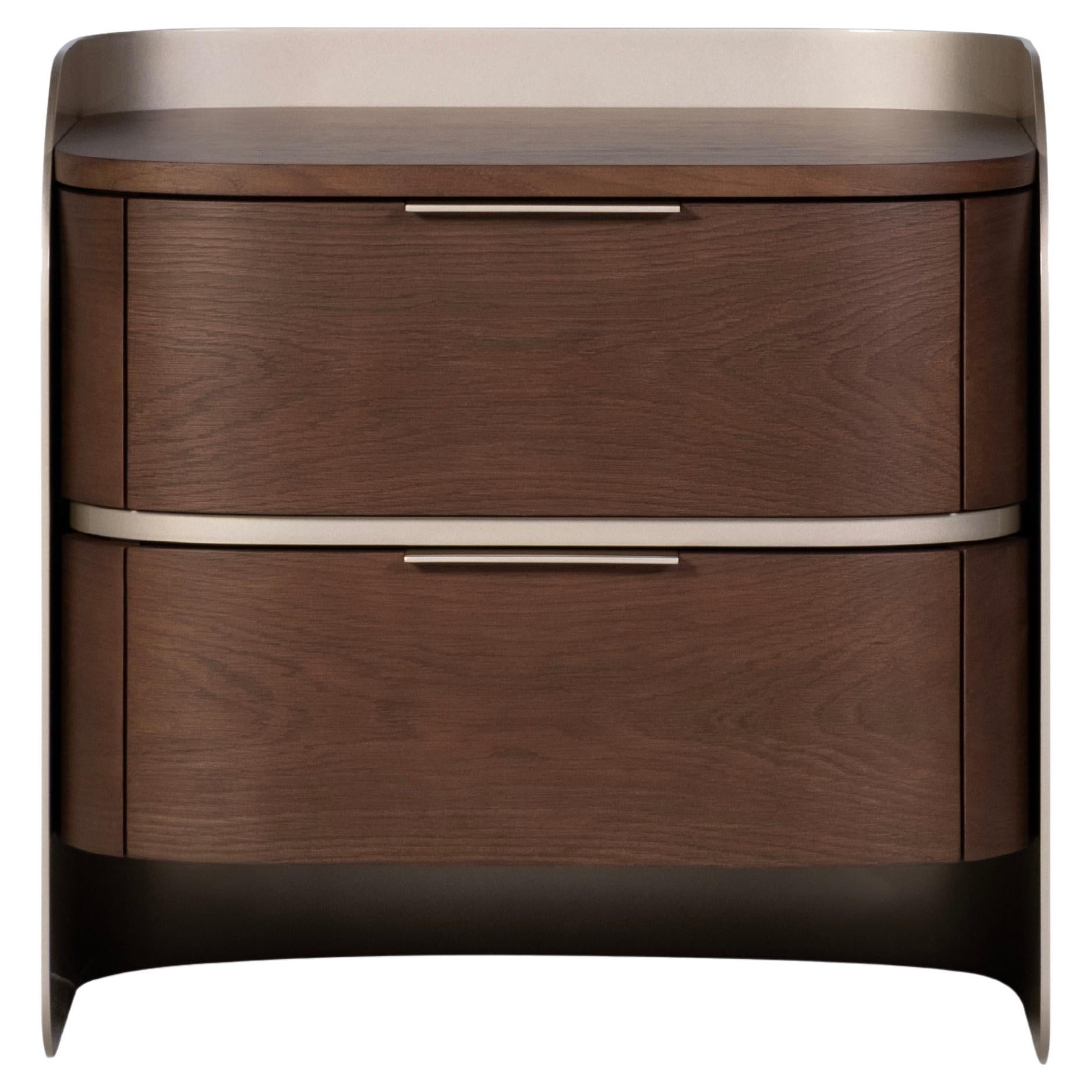 Set de 2 tables de chevet Foldes, Collectional, fait à la main au Portugal - Europe by Greenapple.

Les tables de chevet Foldes sont magistralement fabriquées en chêne américain teinté en noyer brun avec un vernis mat, il fait un beau contraste avec