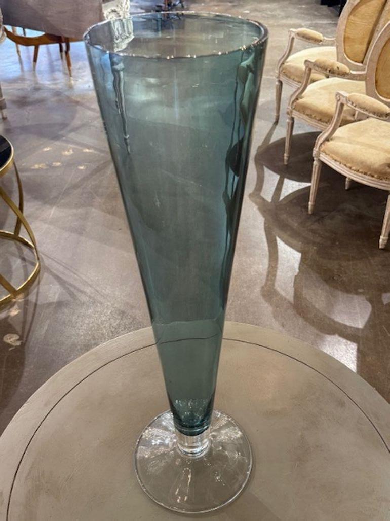 Le vase moderne en verre de Murano vert de Fontana est un ajout stylisé et élégant à tout décor d'intérieur. Fabriqué en verre de haute qualité dans une riche couleur verte, ce vase ne manquera pas de faire sensation dans n'importe quelle pièce. 