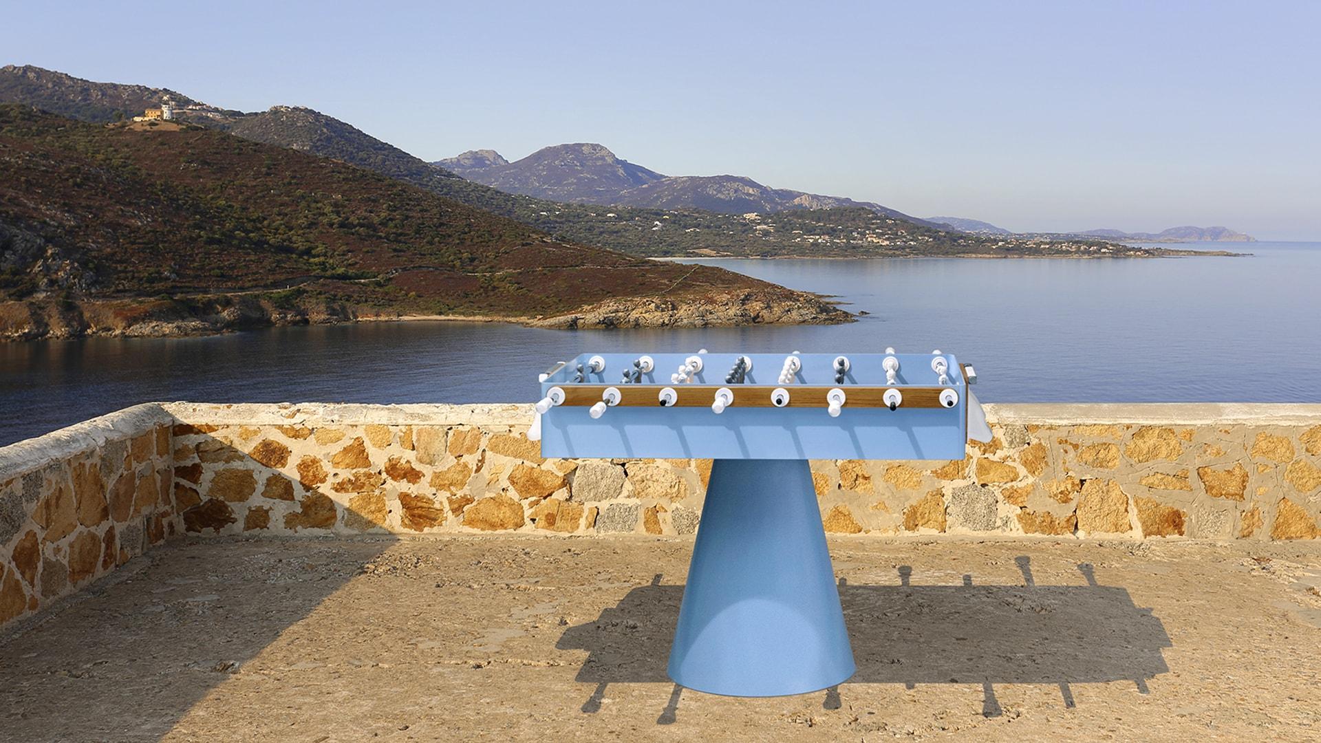 Métal Table de football moderne en fer Capri bleu clair et bois pour l'intérieur et l'extérieur en vente