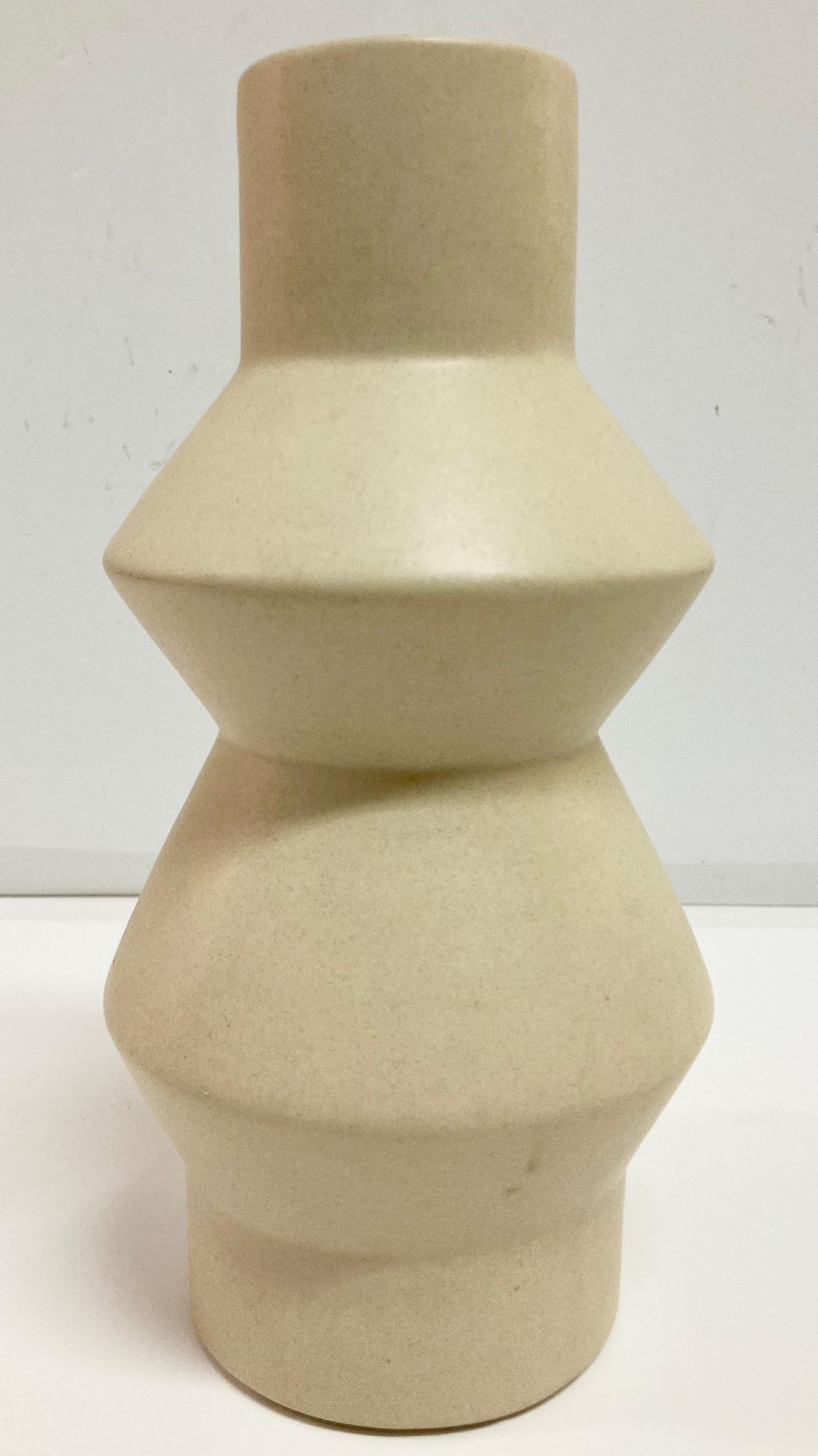 Vaso di forma moderna in tonalità naturale con finitura smaltata opaca. Aggiungi delle forme moderne al tuo progetto d'interni o di design.
