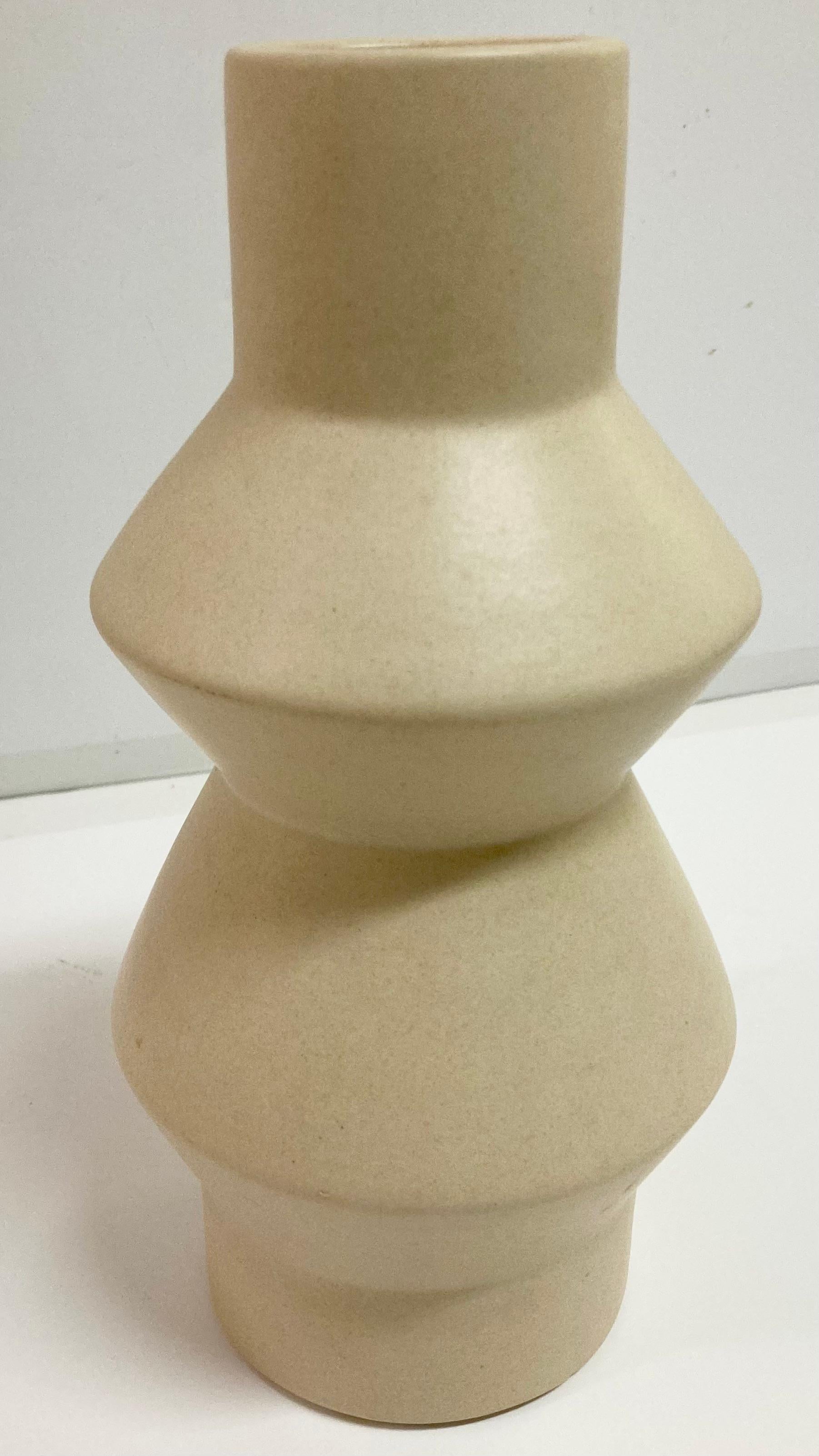 XXI secolo e contemporaneo Vaso Modern Form A smaltato opaco Nature in vendita