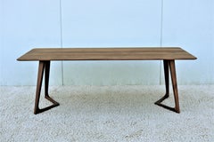 Moderne Formstelle für Zeitraum American Walnut Rectangular Twist Couchtisch