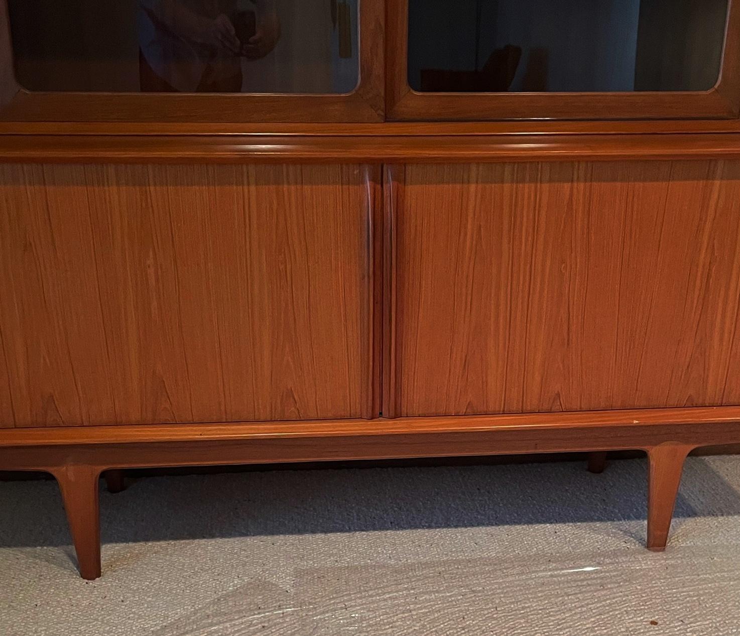 Modern Founders Furniture Company Danish Teak Credenza With Display In Good Condition For Sale In Toledo, OH