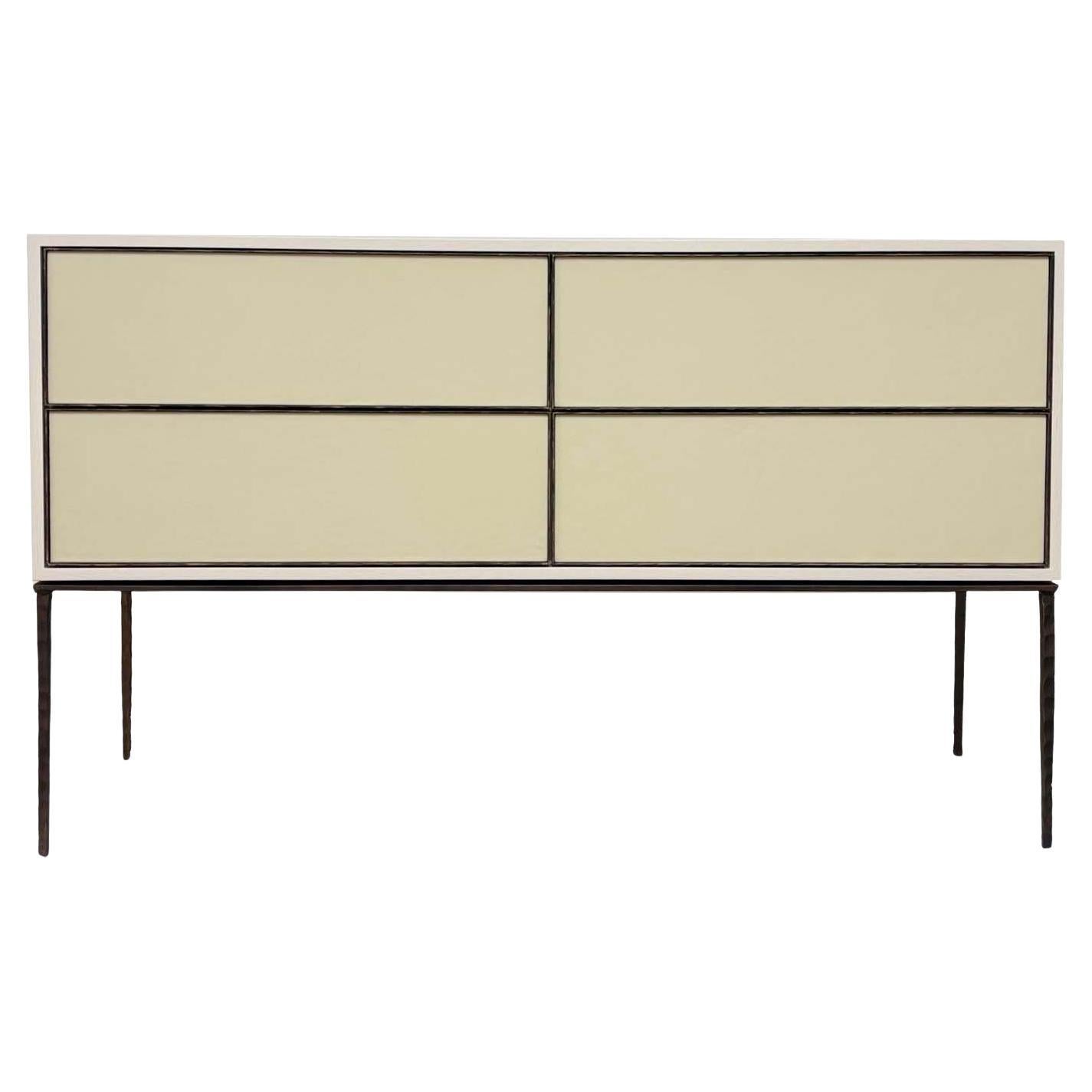 Console moderne à quatre tiroirs en cuir sur pieds martelés à la main par Ercole Home en vente