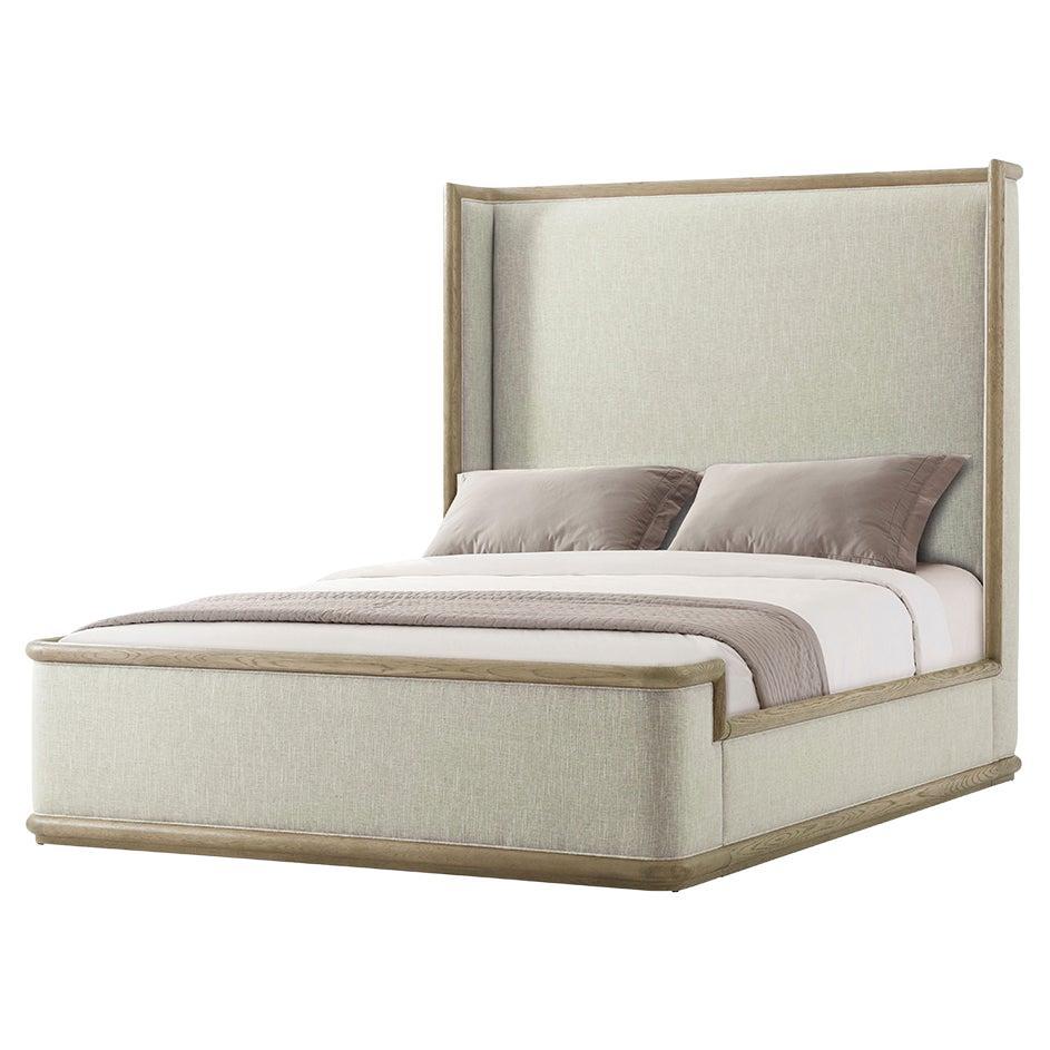 Modernes gerahmtes und gepolstertes Bett – Queen – helle Eiche im Angebot