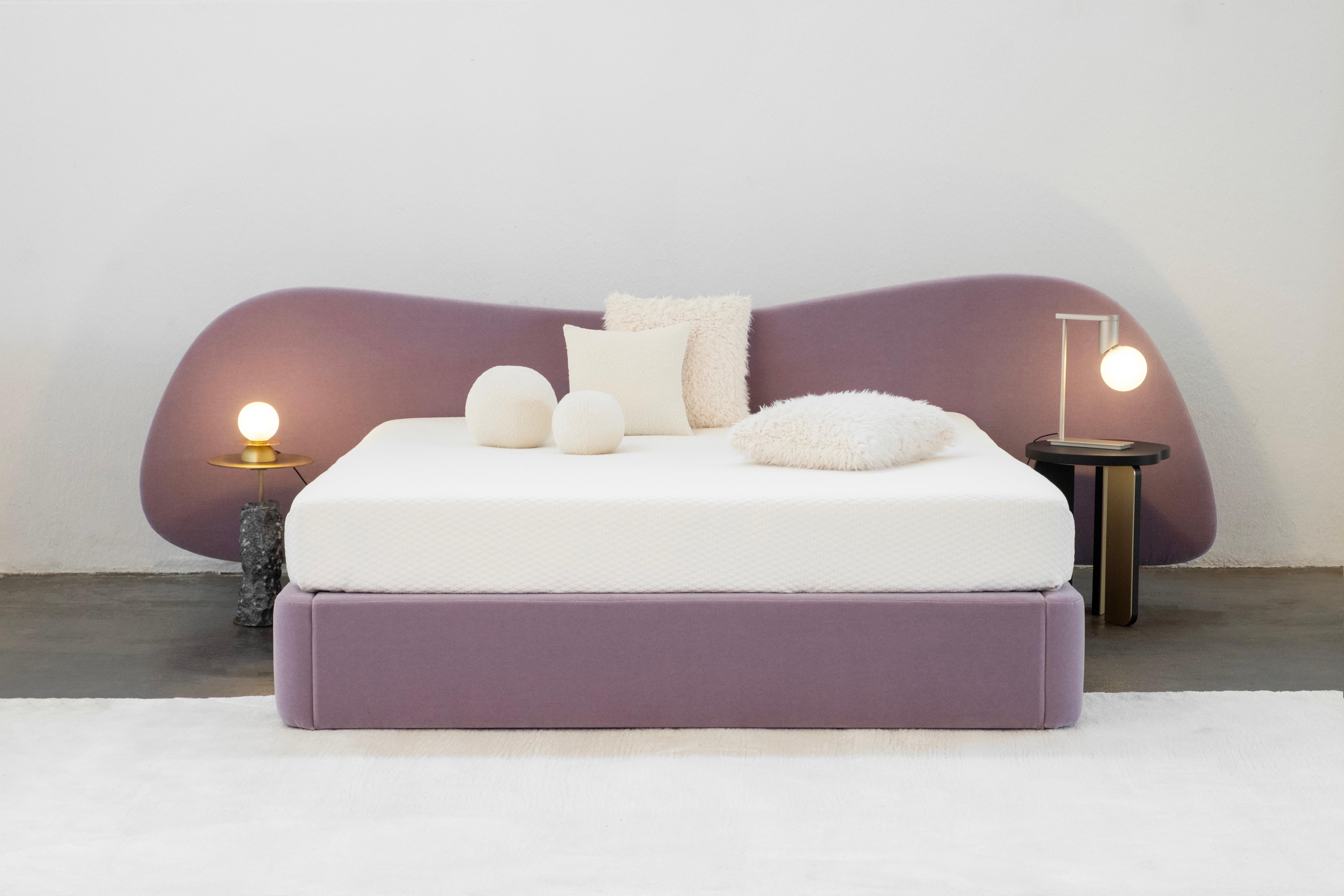 Letto moderno a mano libera US King Size, melanzana mohair fatto a mano Portogallo Greenapple in vendita 1