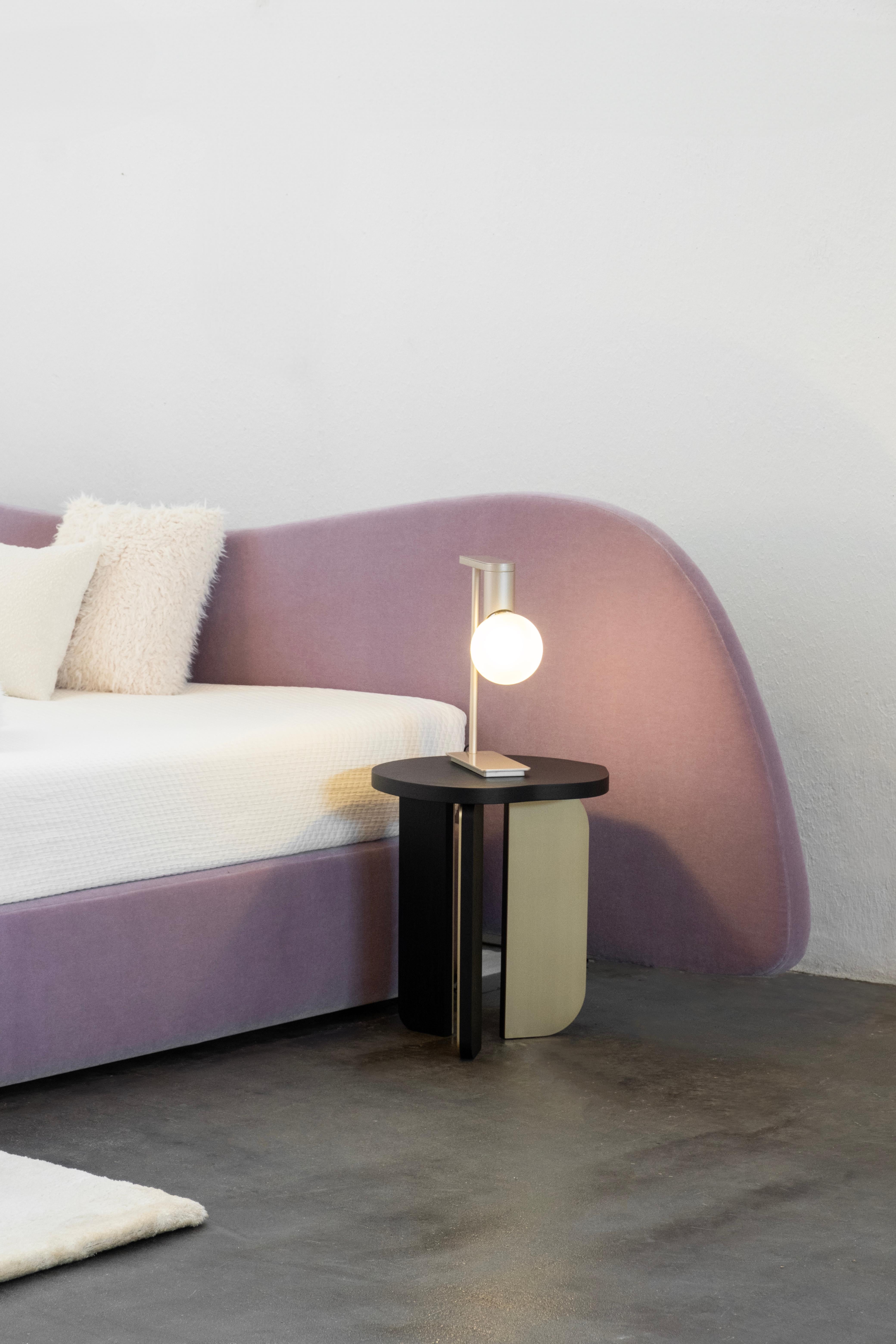Letto moderno a mano libera US King Size in pelle viola fatto a mano in Portogallo Greenapple in vendita 4