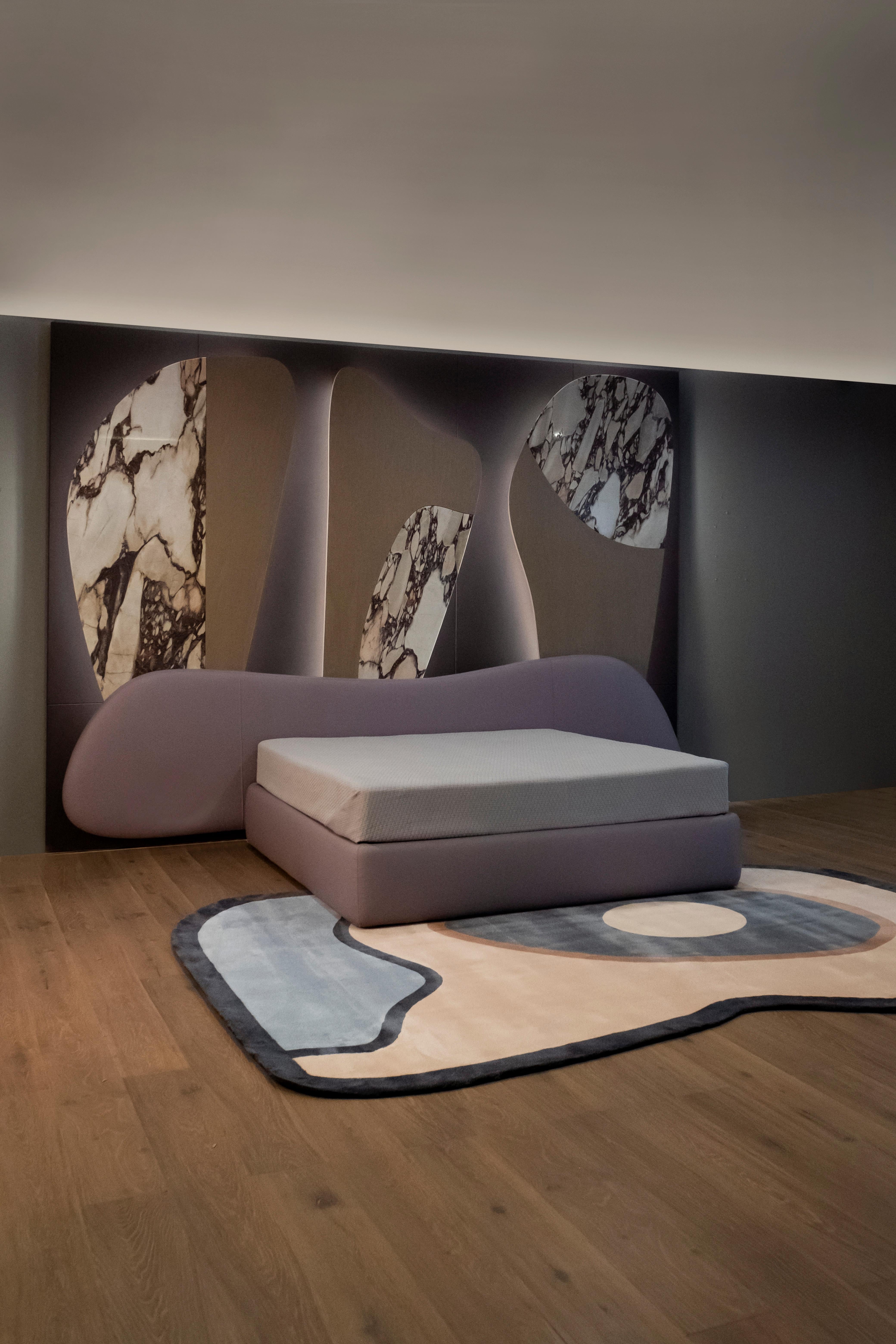 Letto moderno a mano libera US King Size in pelle viola fatto a mano in Portogallo Greenapple in vendita 4