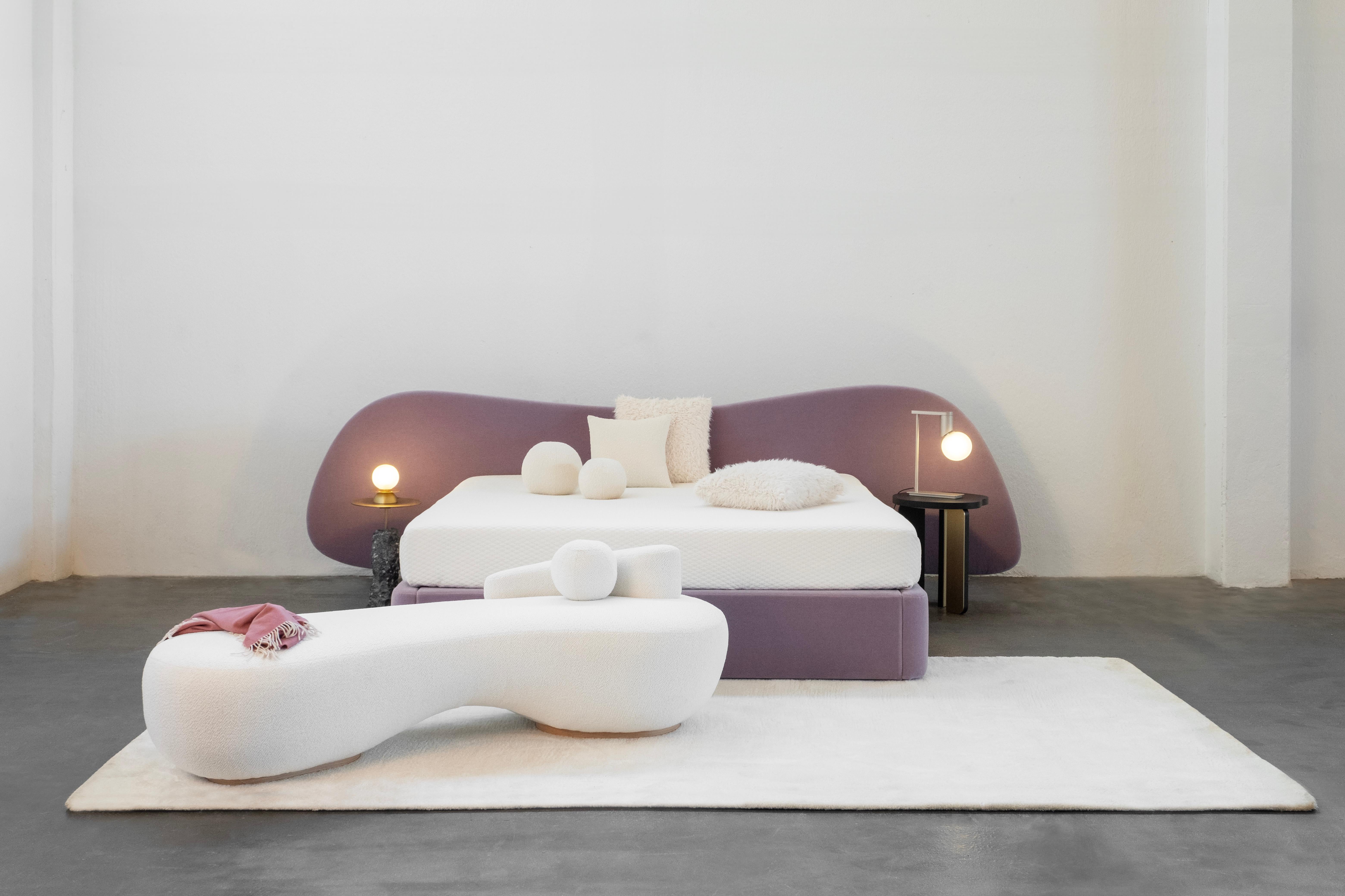 Letto matrimoniale Free Hand US, Collezione Modern, realizzato a mano in Portogallo - Europa da GF Modern.

L'inserzione si riferisce a un letto king size statunitense; sono disponibili misure opzionali.

L'elegante letto Free Hand è rivestito in