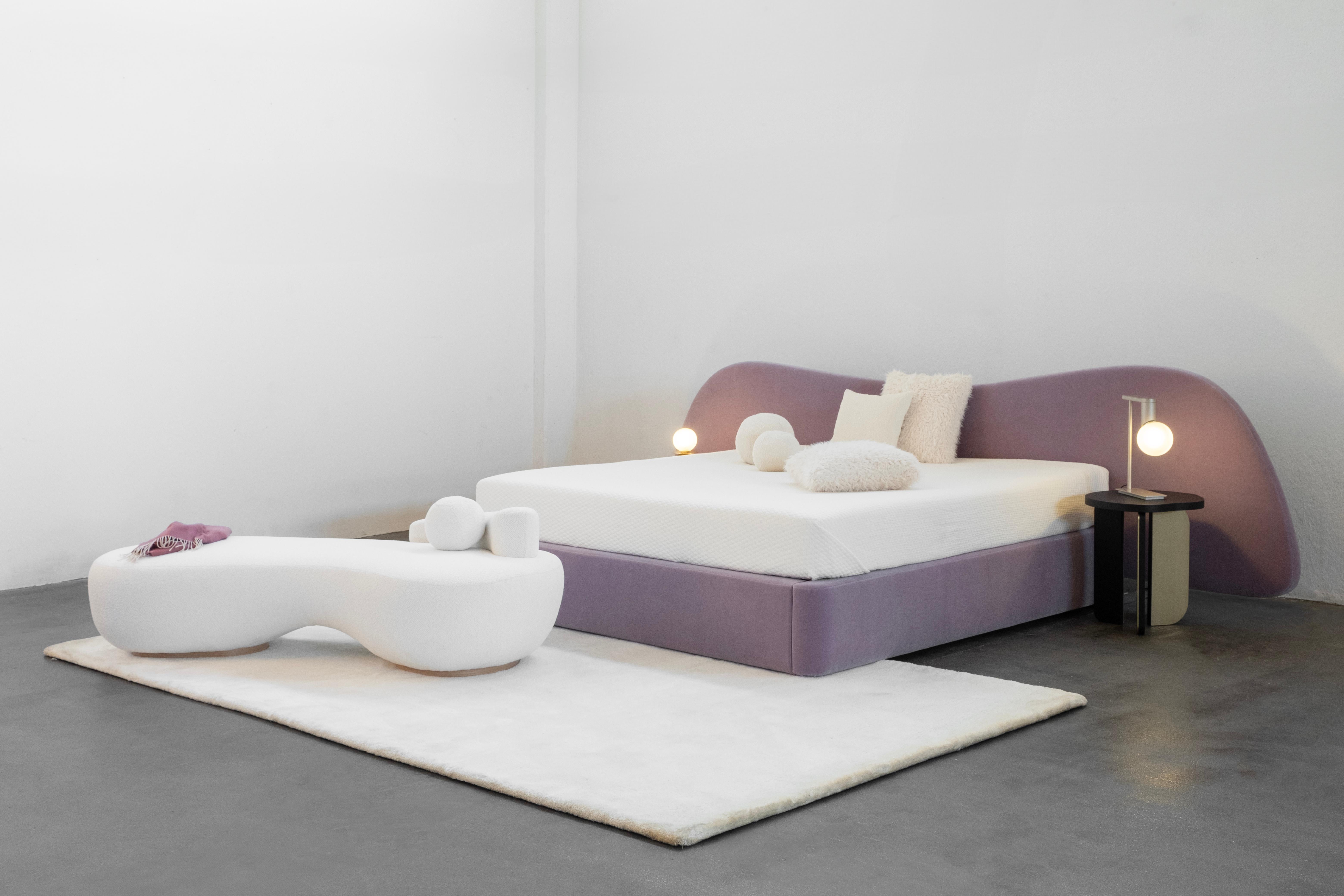 Moderno Letto moderno a mano libera US King Size in pelle viola fatto a mano in Portogallo Greenapple in vendita