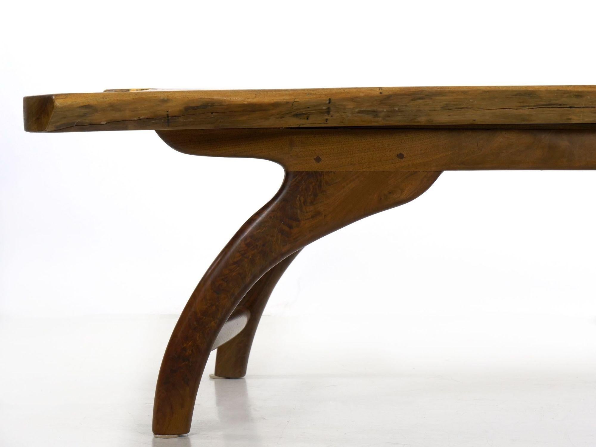 Moderne Table basse moderne en noyer à bords vifs et à formes libres par Philip Andrews en vente