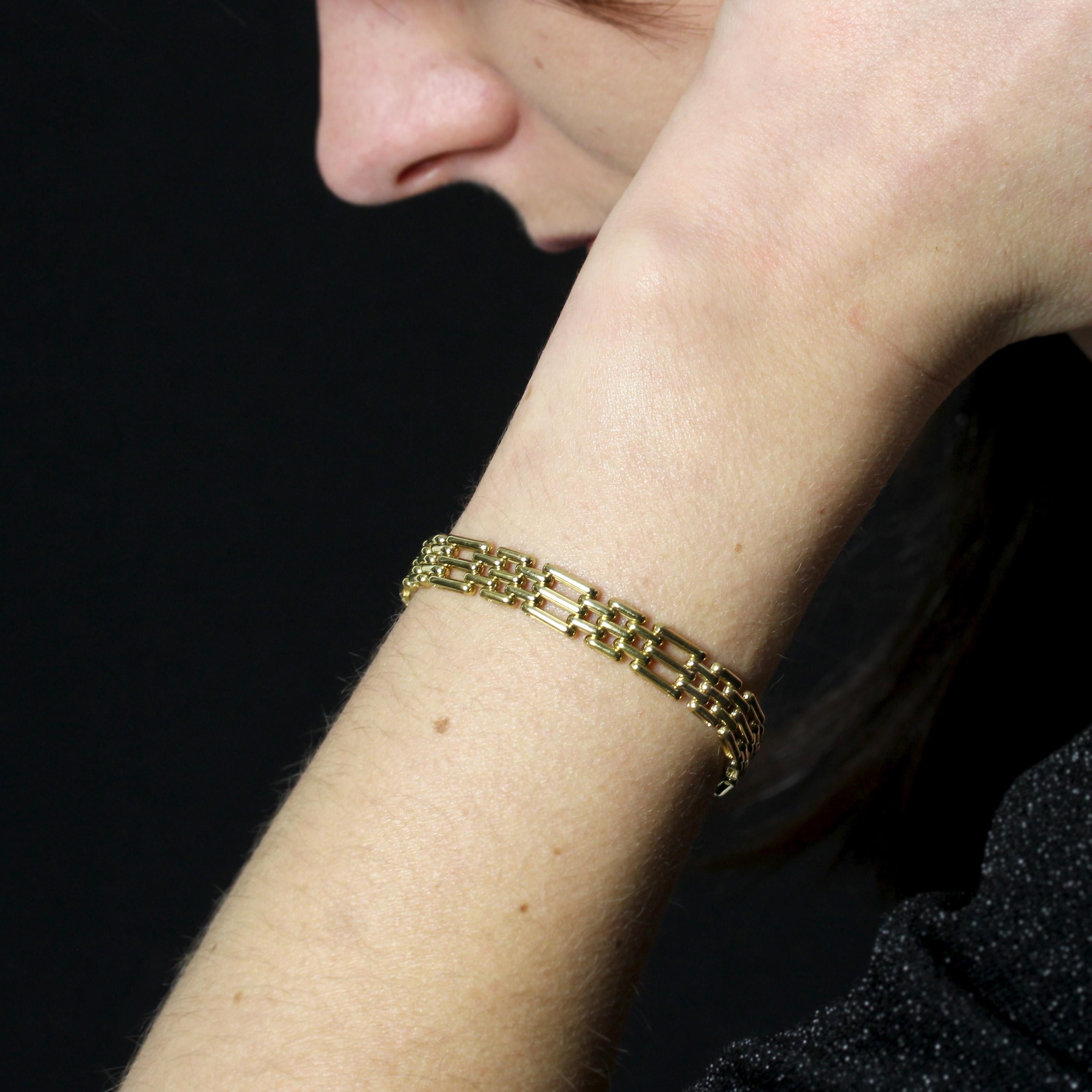 Bracciale in oro giallo 18 carati, marchio di fabbrica con testa d'aquila.
Questo elegante bracciale in oro giallo di seconda mano è composto da una maglia di rettangoli traforati alternati di diverse dimensioni, incastrati tra loro per dare al