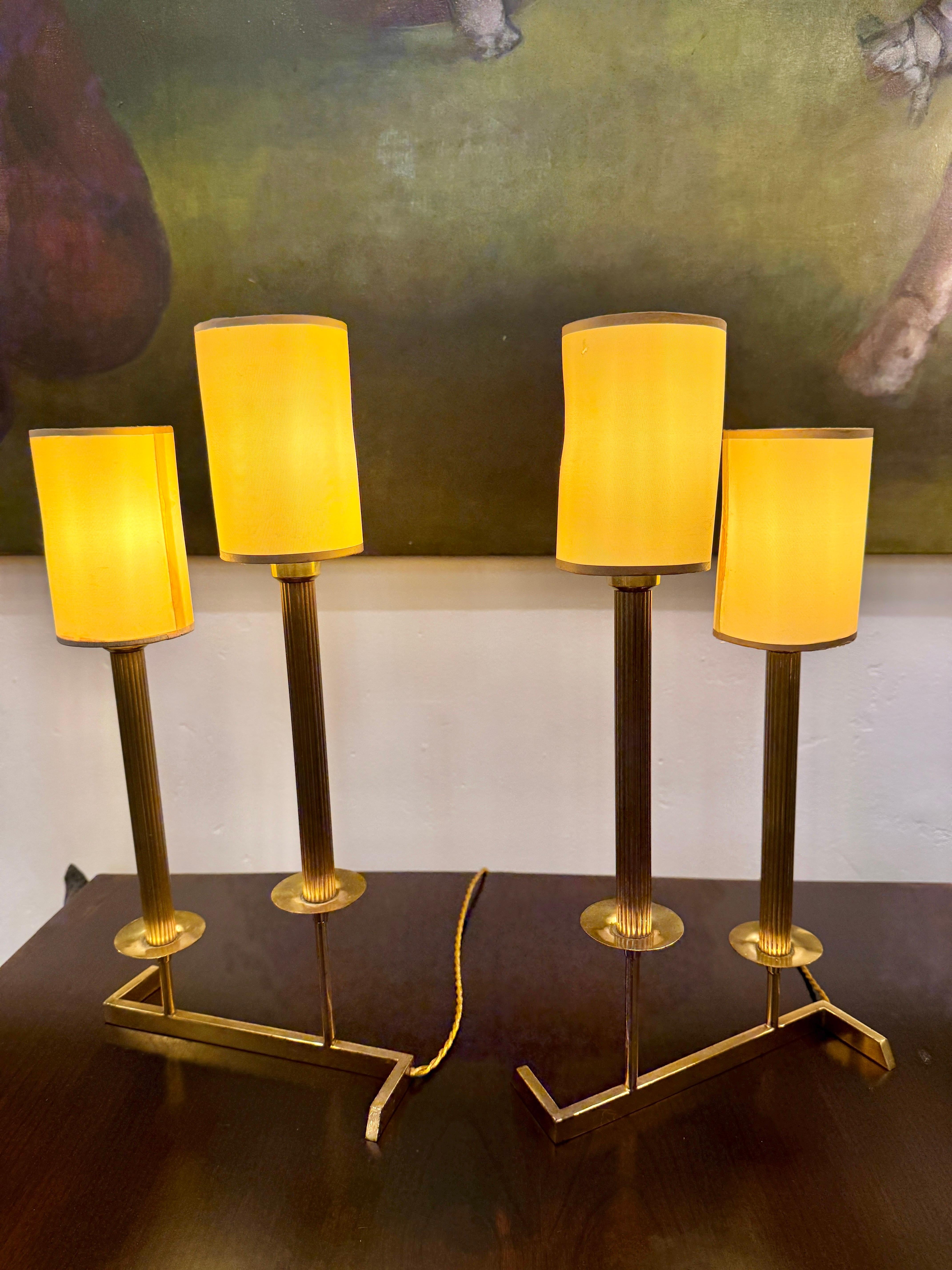 Lampes de table modernes en laiton à deux tiges de style candélabre en vente 3