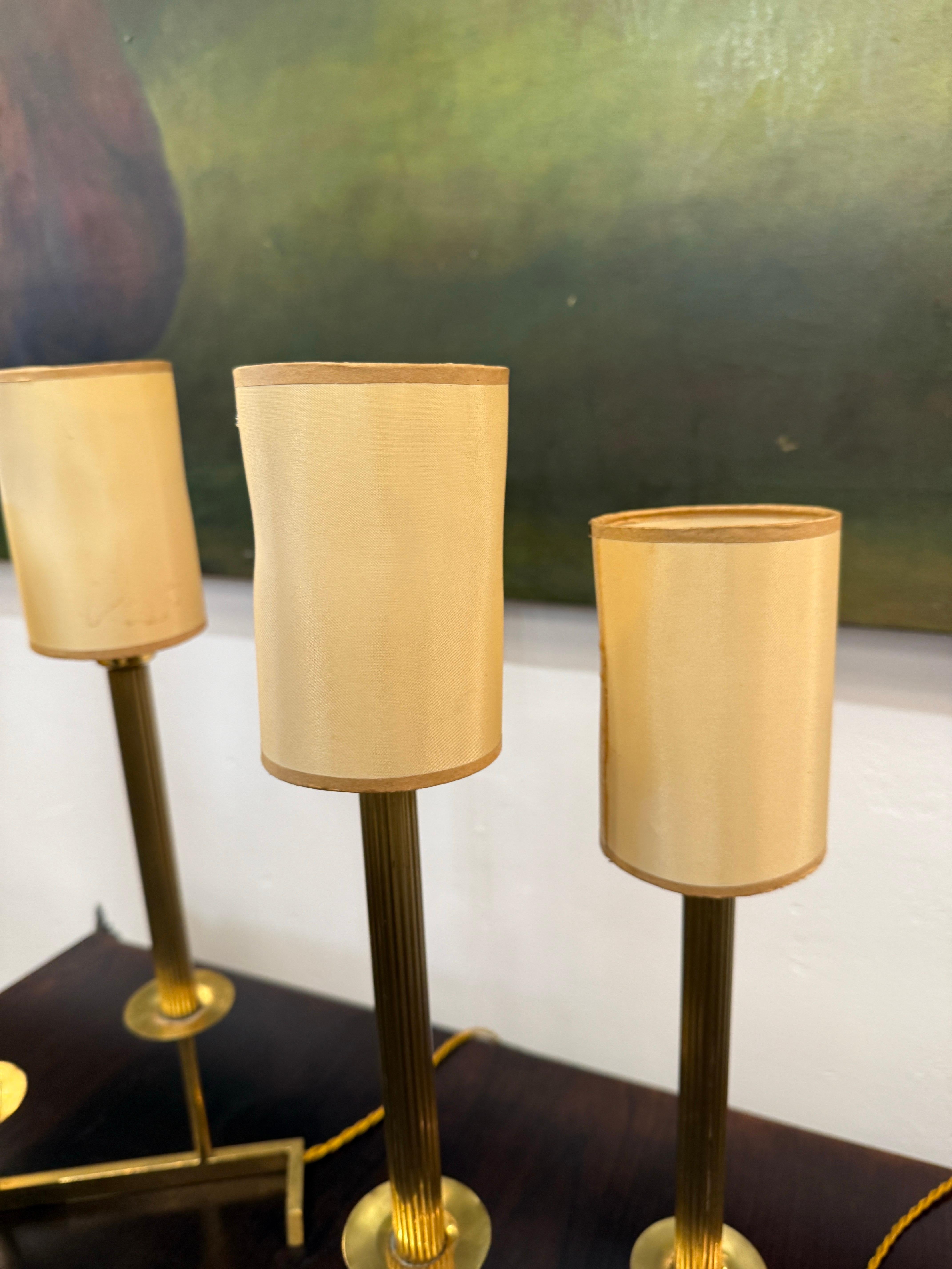 Lampes de table modernes en laiton à deux tiges de style candélabre en vente 4