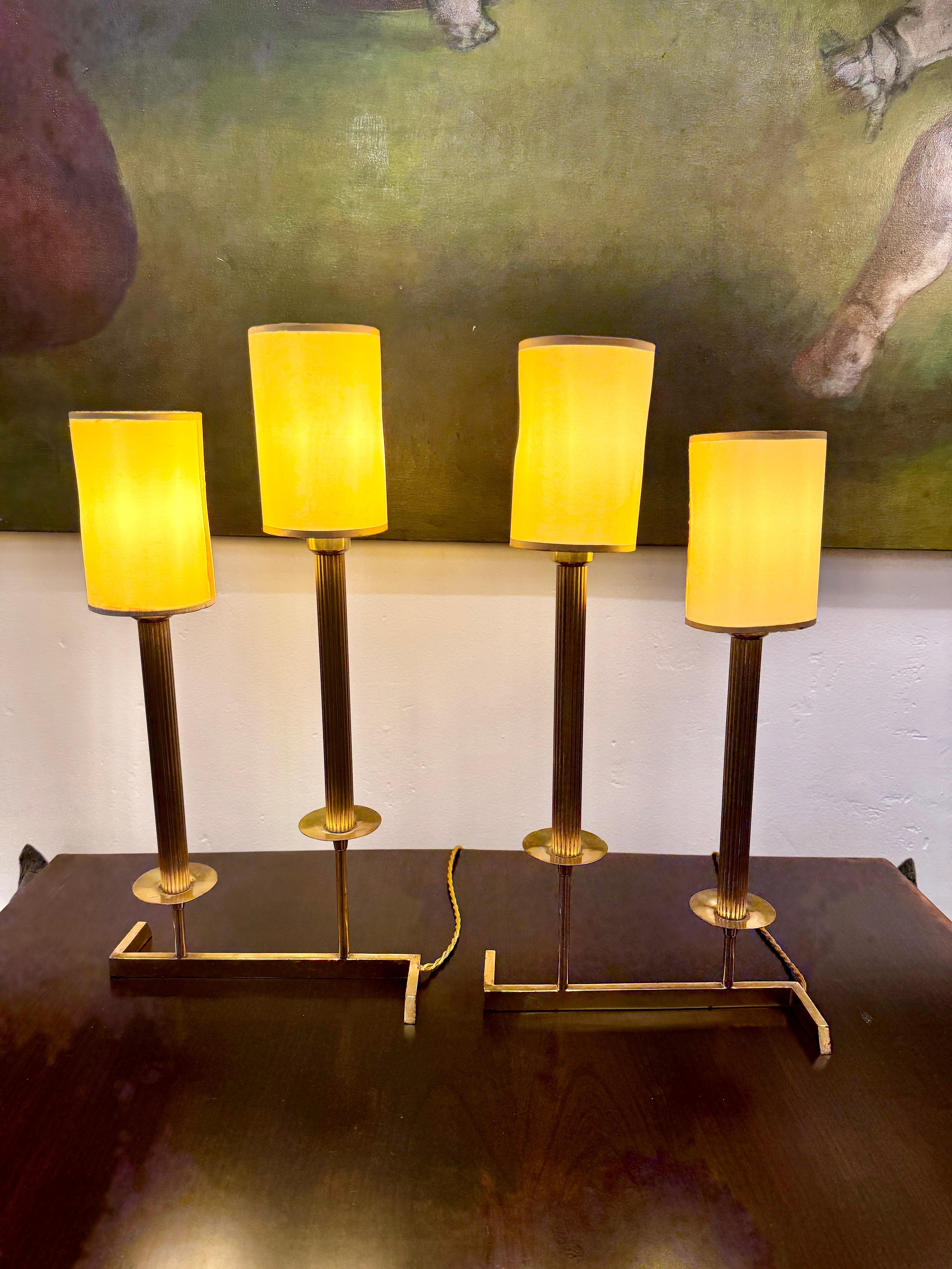 Cette paire de lampes de table de style candélabre à deux lumières en laiton, d'une élégance fantaisiste, est dotée d'un abat-jour vintage en soie (inclus).  TOUS vintage mais ils ont été recâblés avec un nouveau câble en soie torsadée et un