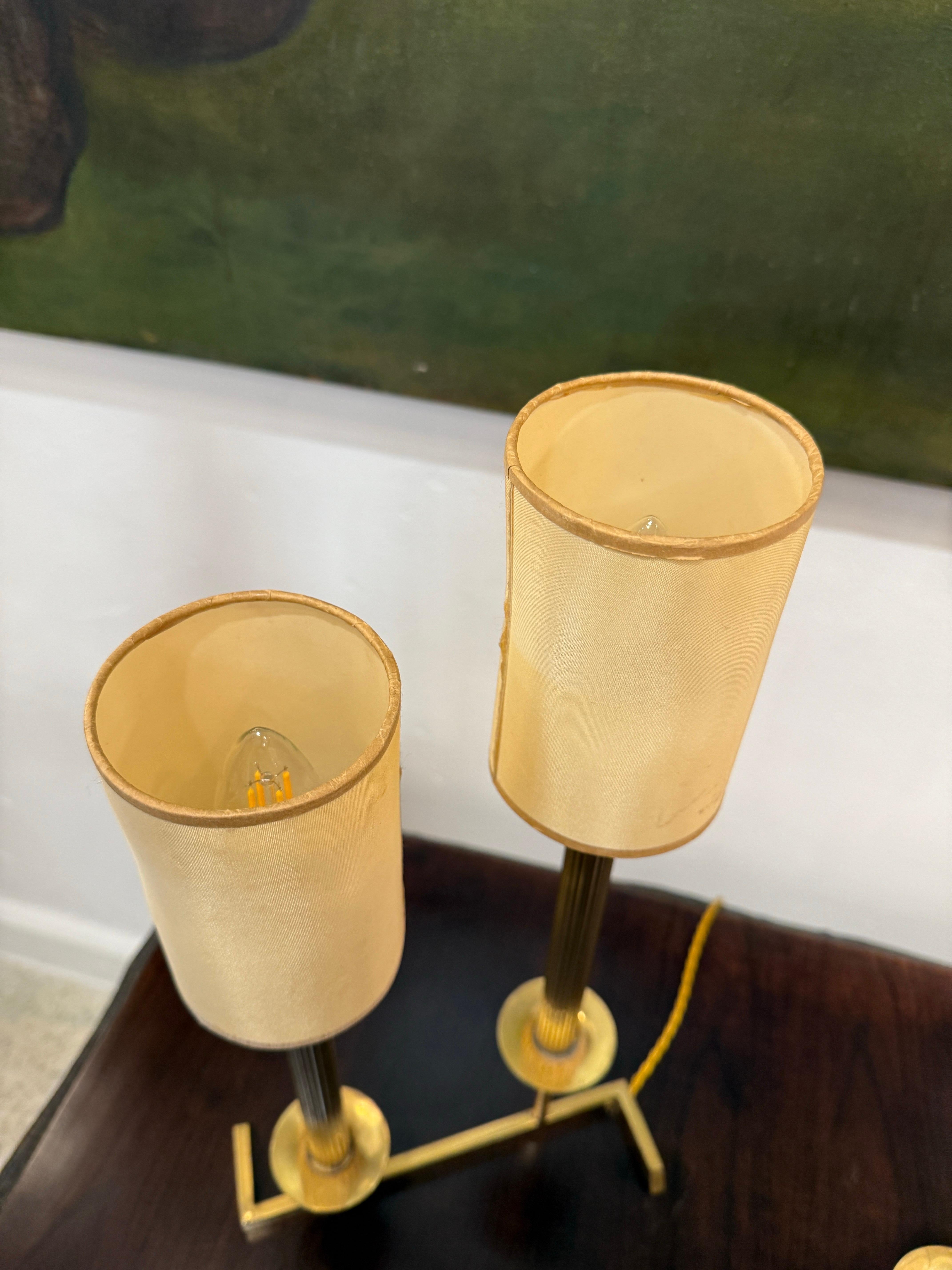 Mid-Century Modern Lampes de table modernes en laiton à deux tiges de style candélabre en vente