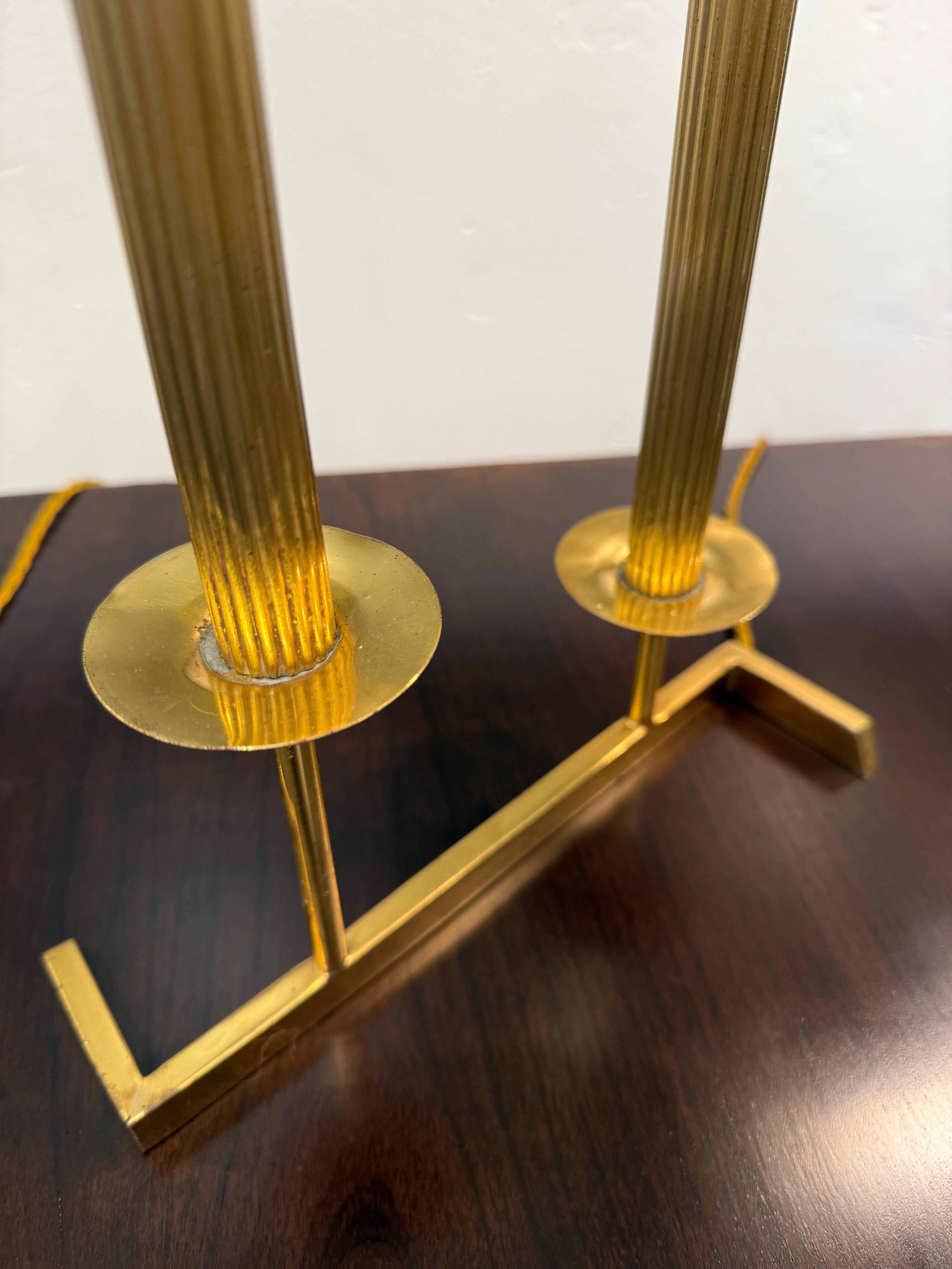 Français Lampes de table modernes en laiton à deux tiges de style candélabre en vente