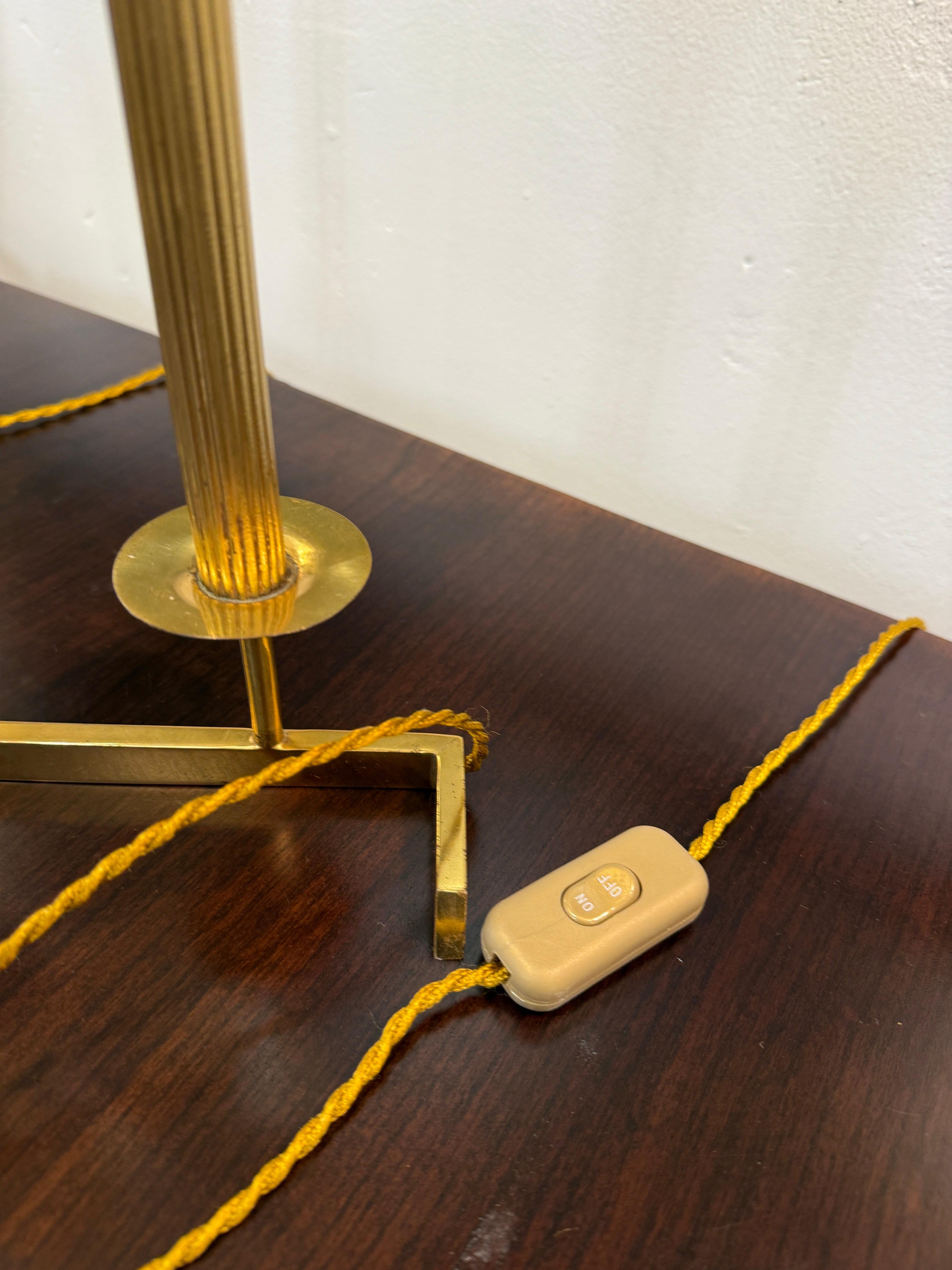 Lampes de table modernes en laiton à deux tiges de style candélabre Bon état - En vente à North Miami, FL