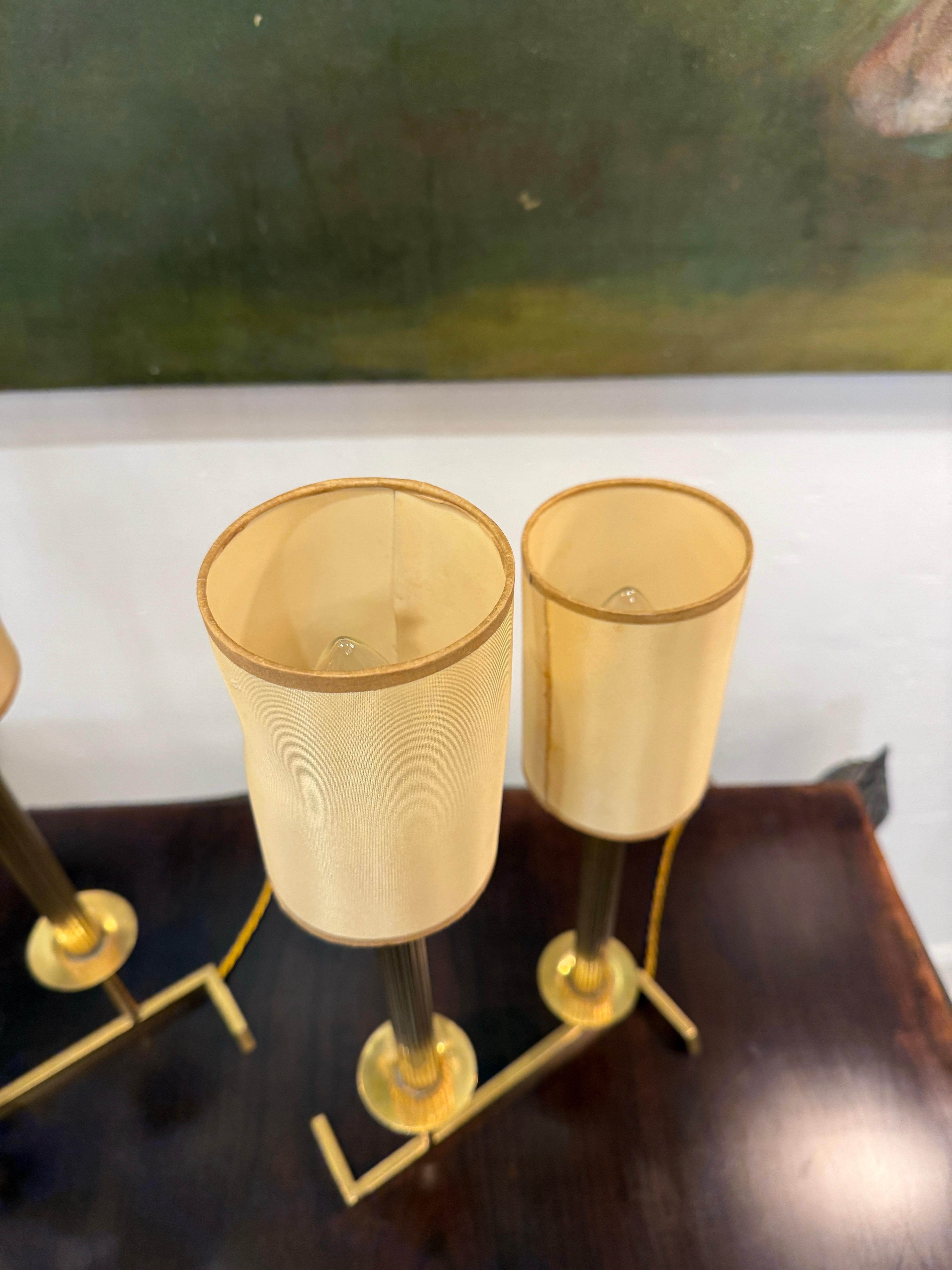Milieu du XXe siècle Lampes de table modernes en laiton à deux tiges de style candélabre en vente