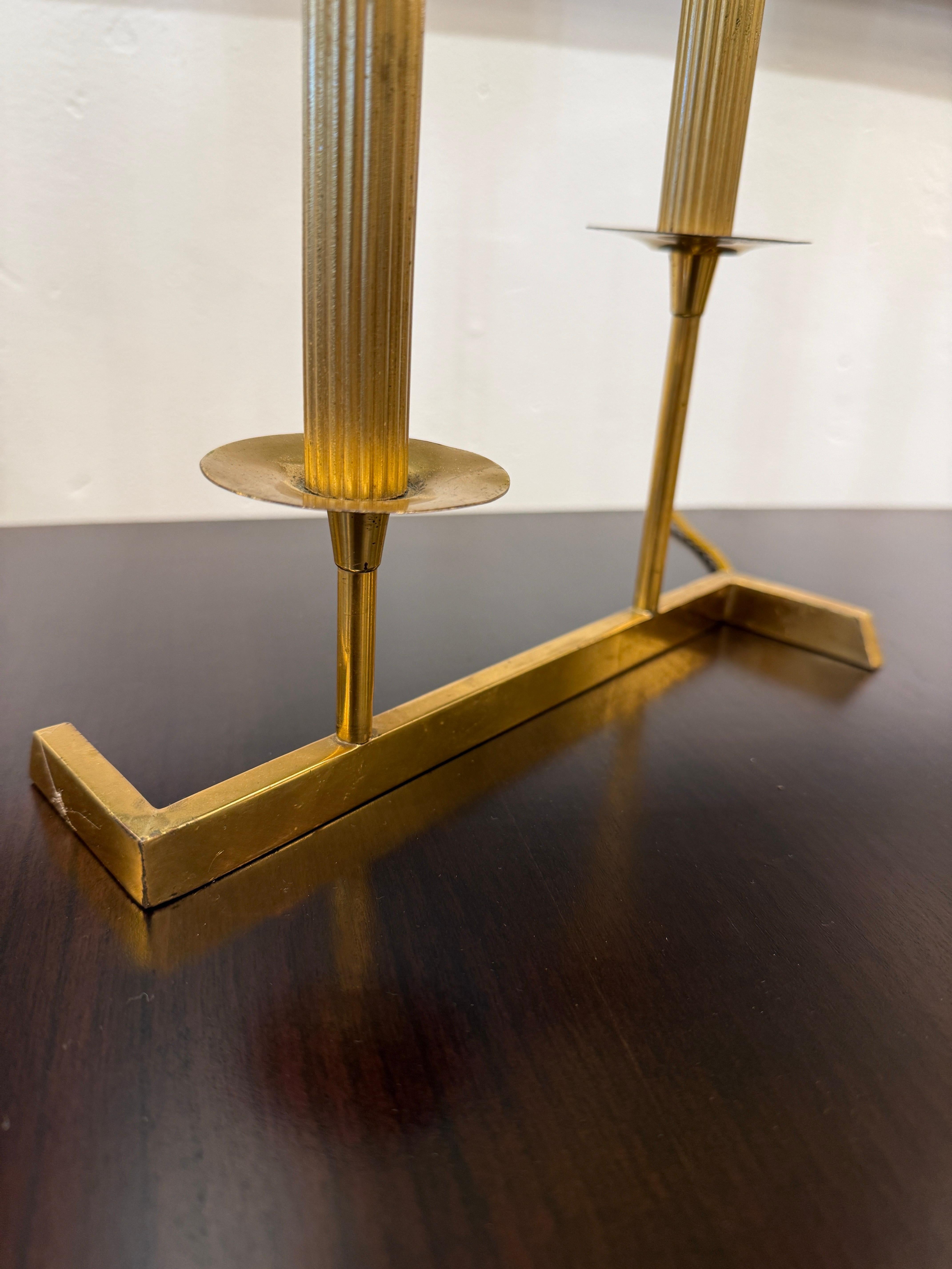Lampes de table modernes en laiton à deux tiges de style candélabre en vente 2