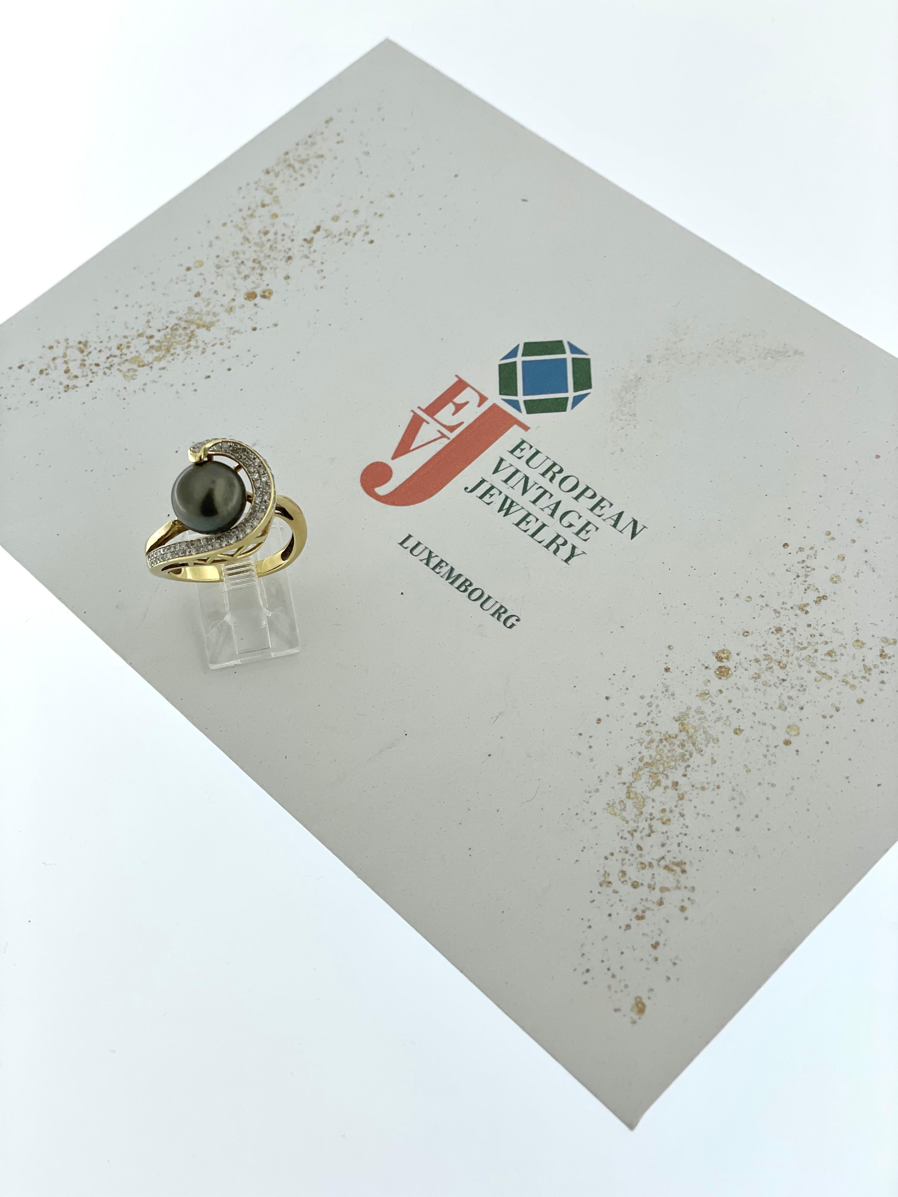 Anello cocktail francese moderno in oro con perle nere e diamanti in vendita 4