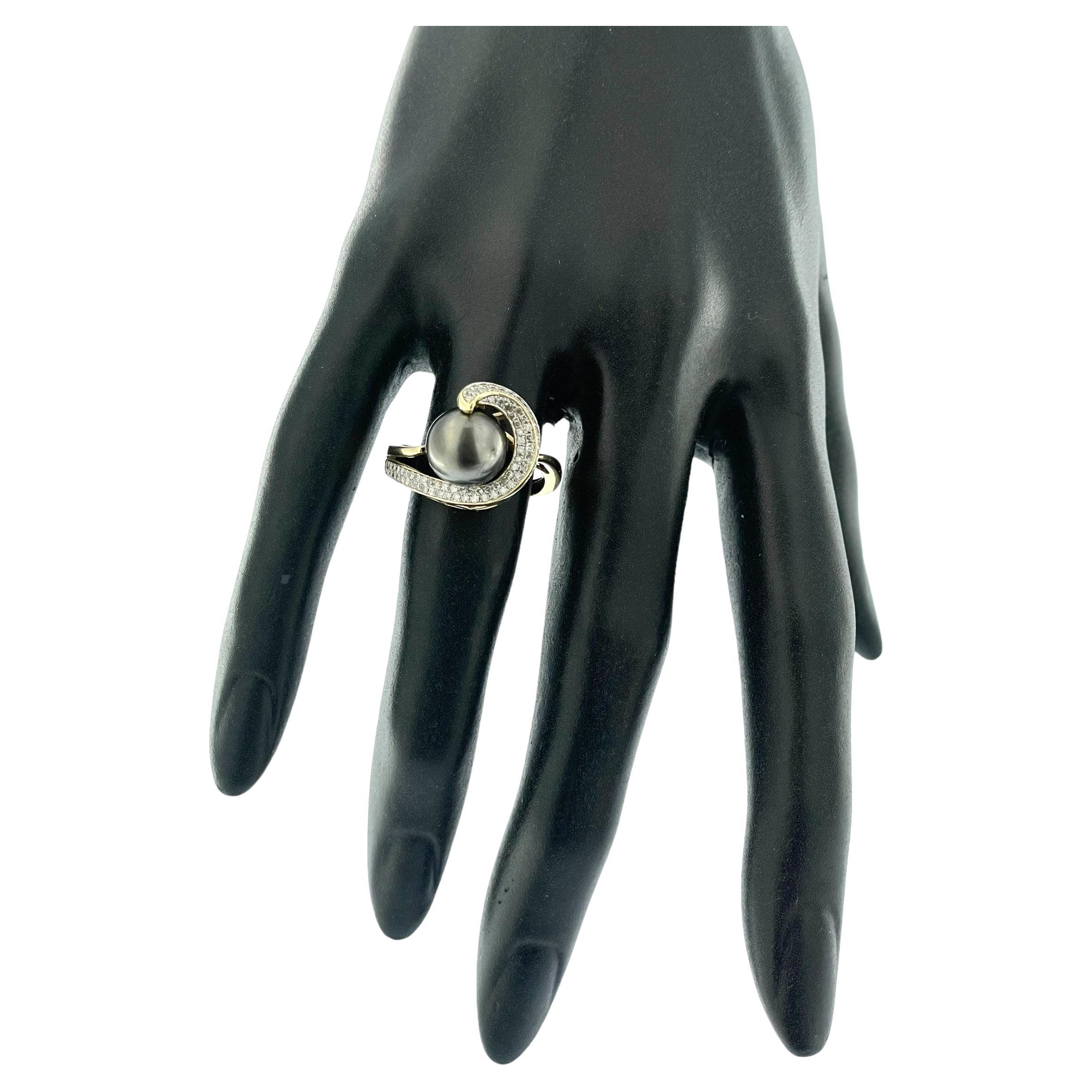 Questo anello da cocktail Modern French è una sofisticata fusione di design contemporaneo e materiali di lusso. Realizzato in oro 18kt, questo anello emana eleganza e modernità, rendendolo un pezzo forte di qualsiasi collezione di gioielli.

Al