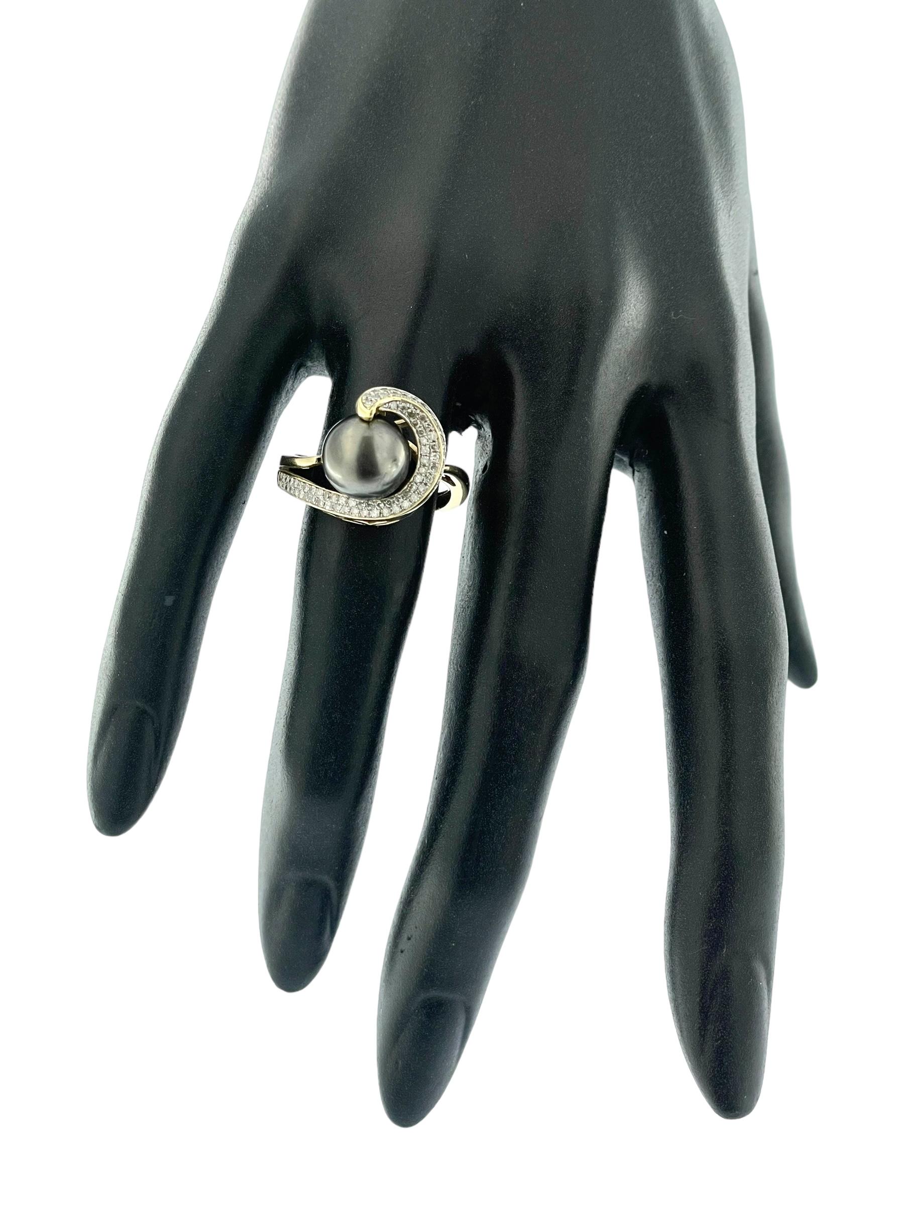 Anello cocktail francese moderno in oro con perle nere e diamanti in vendita 1