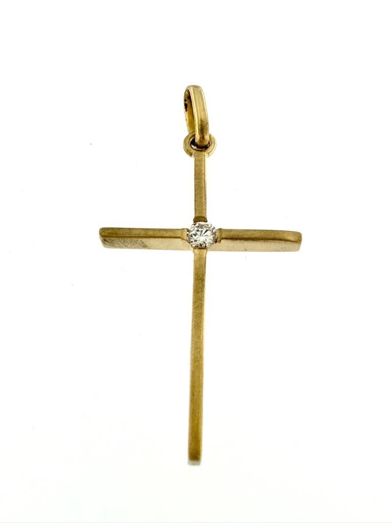 Cette belle croix française en or 18kt est satinée sur le devant et brillante au dos. Le satinage est une technique qui permet de ternir la surface des bijoux à l'aide d'une brosse métallique, d'un sablage ou d'un traitement chimique. Le résultat