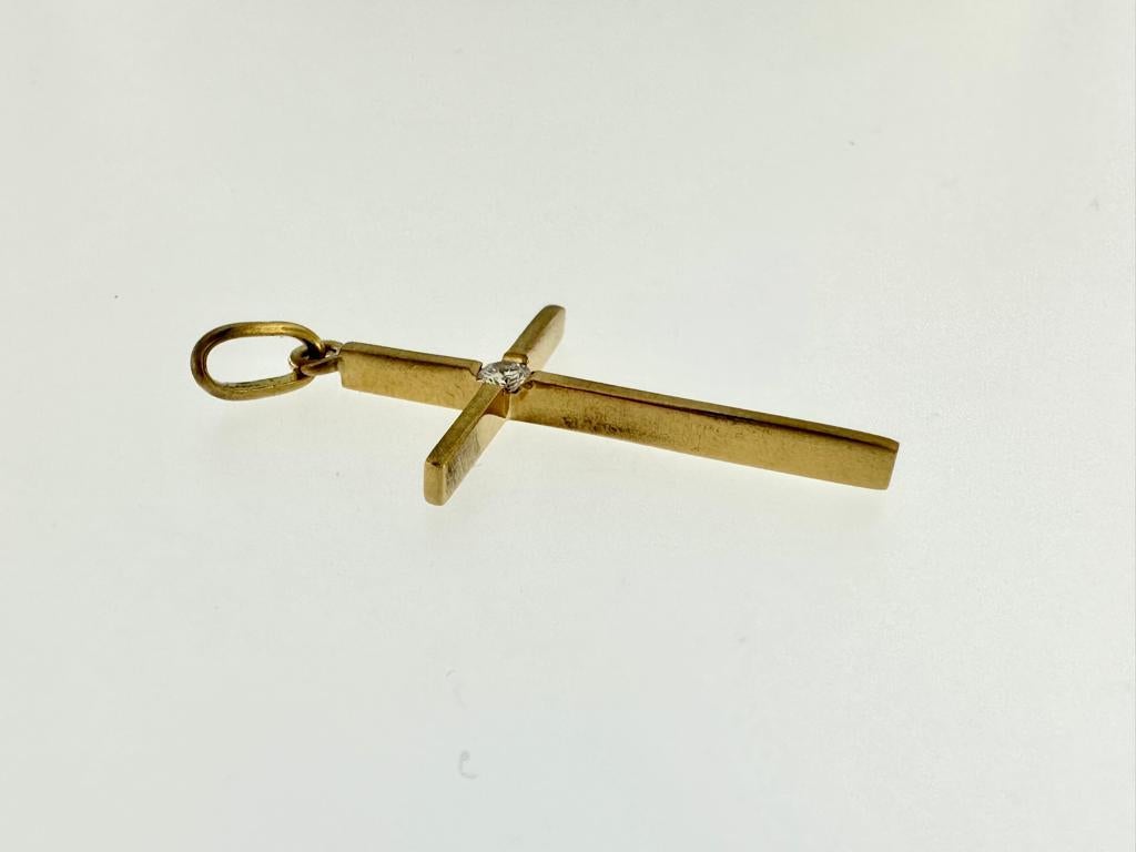 Modern French Cross in 18Kt Yellow Gold with Diamond In Good Condition For Sale In Esch-Sur-Alzette, LU