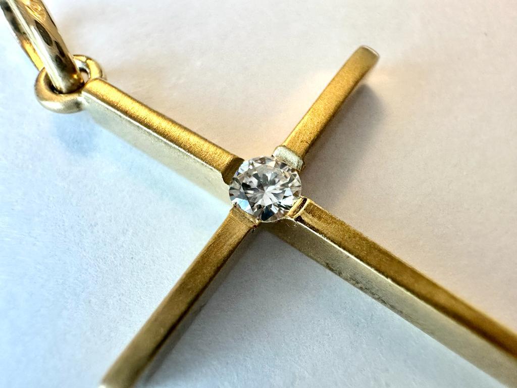 Croix française moderne en or jaune 18 carats et diamants en vente 2
