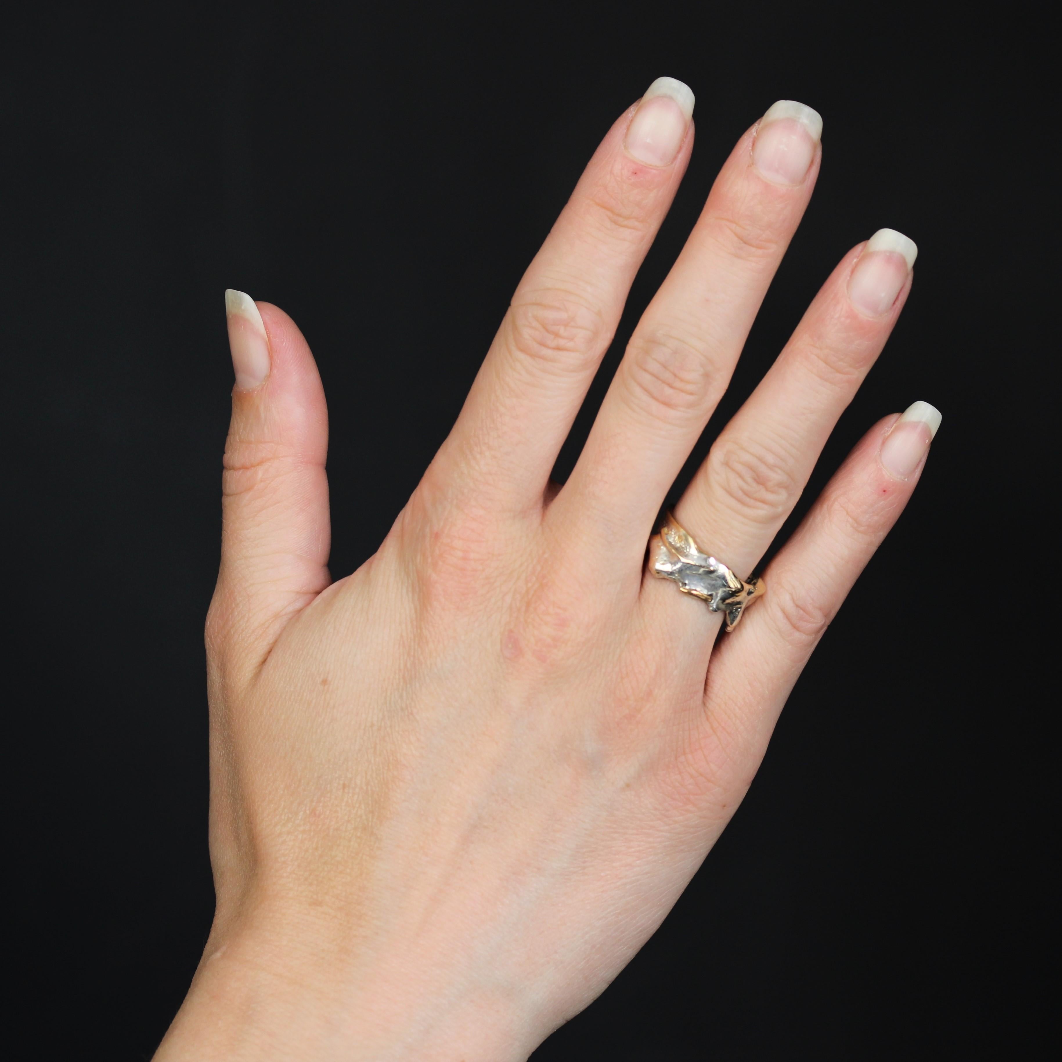 Anello in argento.
Un anello in argento con una fascia piatta di forme e spessori casuali ornata da maglie rosa parzialmente dorate. 
Altezza: 11 mm circa, spessore: 2,3 mm circa.
Peso totale del gioiello: 6,8 g circa.
US Size: 8; Non è possibile
