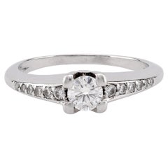 Anillo de Compromiso de Platino con Diamante Francés Moderno