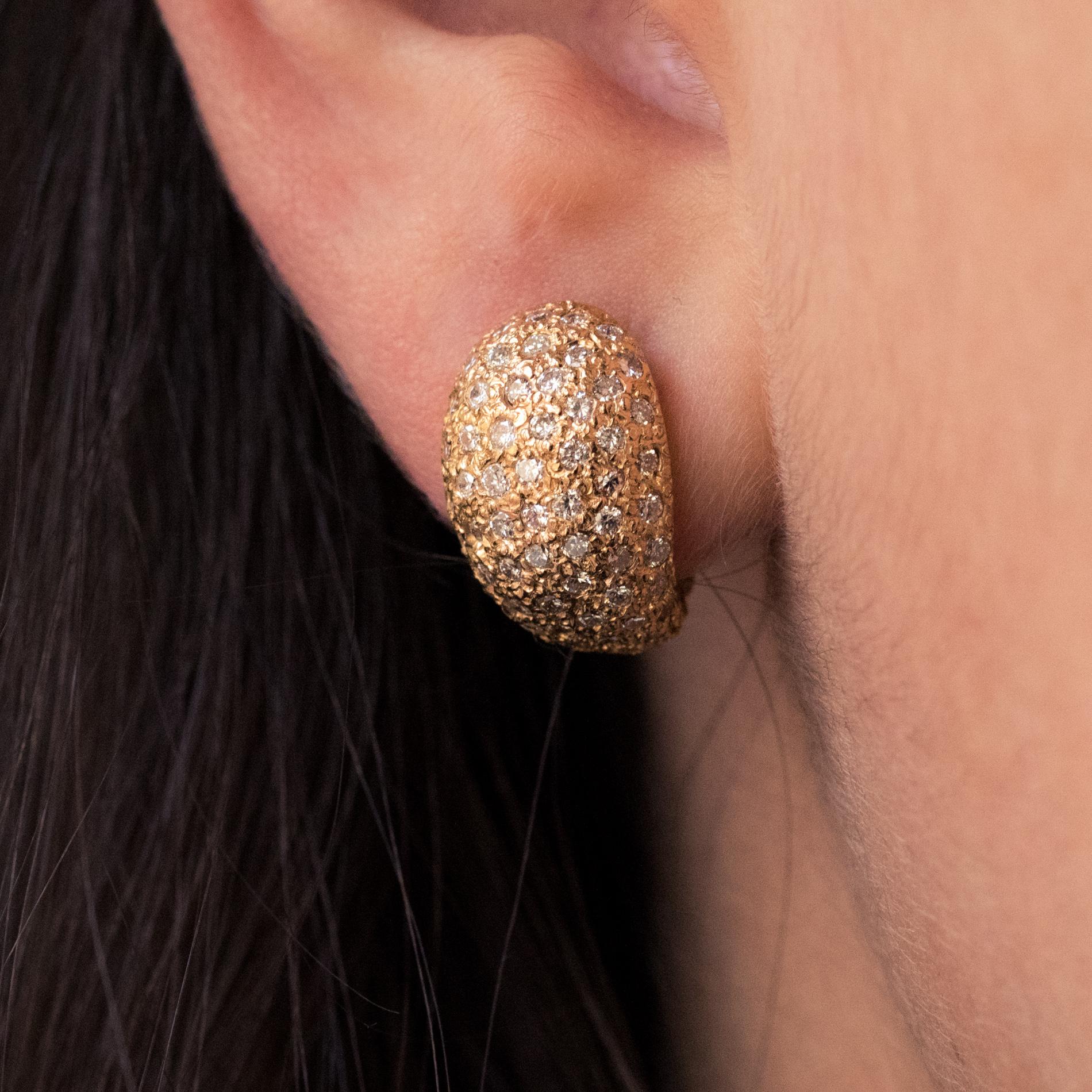 For pierced ears.
Earrings in 18 karat rose gold, eagle's head hallmark.
Curved on the front, each of these earrings is paved with diamonds. The fastening system is a peak with security.
Height: 14.8mm, width: 10.3mm, thickness: approximately