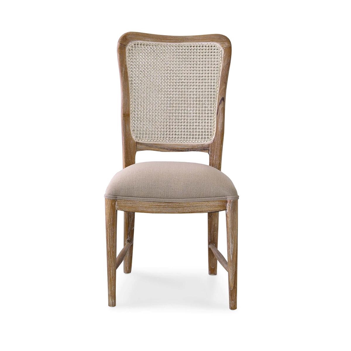 In finitura White Wash, unisce il design francese senza tempo al comfort moderno. La struttura in teak sbiancato conferisce un aspetto rustico e raffinato, mentre lo schienale in rattan aggiunge una consistenza e un fascino naturali. La seduta,