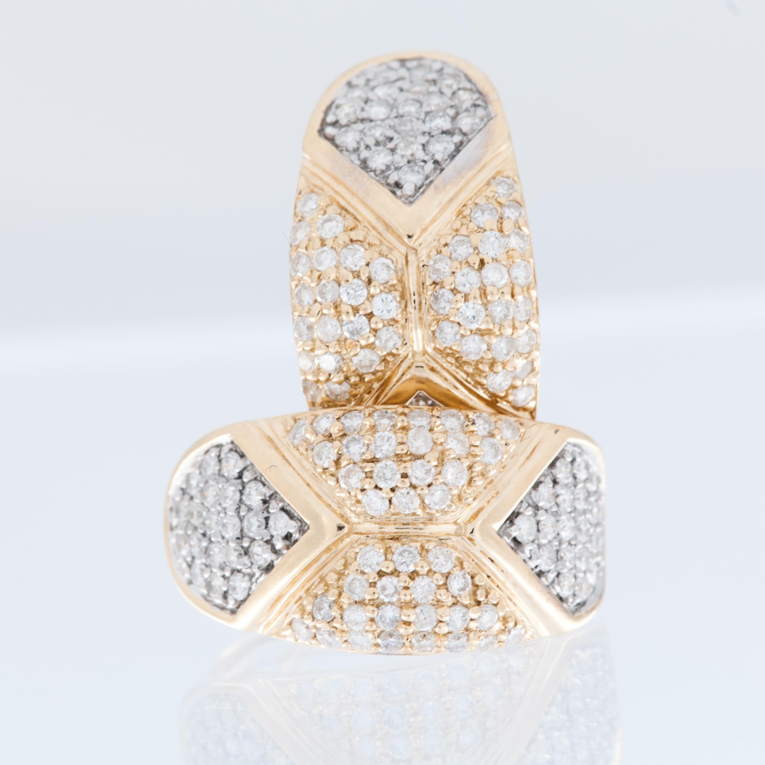 Moderne französische Ohrringe und Ringe aus Gold und Diamanten in Schmuck gefasst im Angebot 8