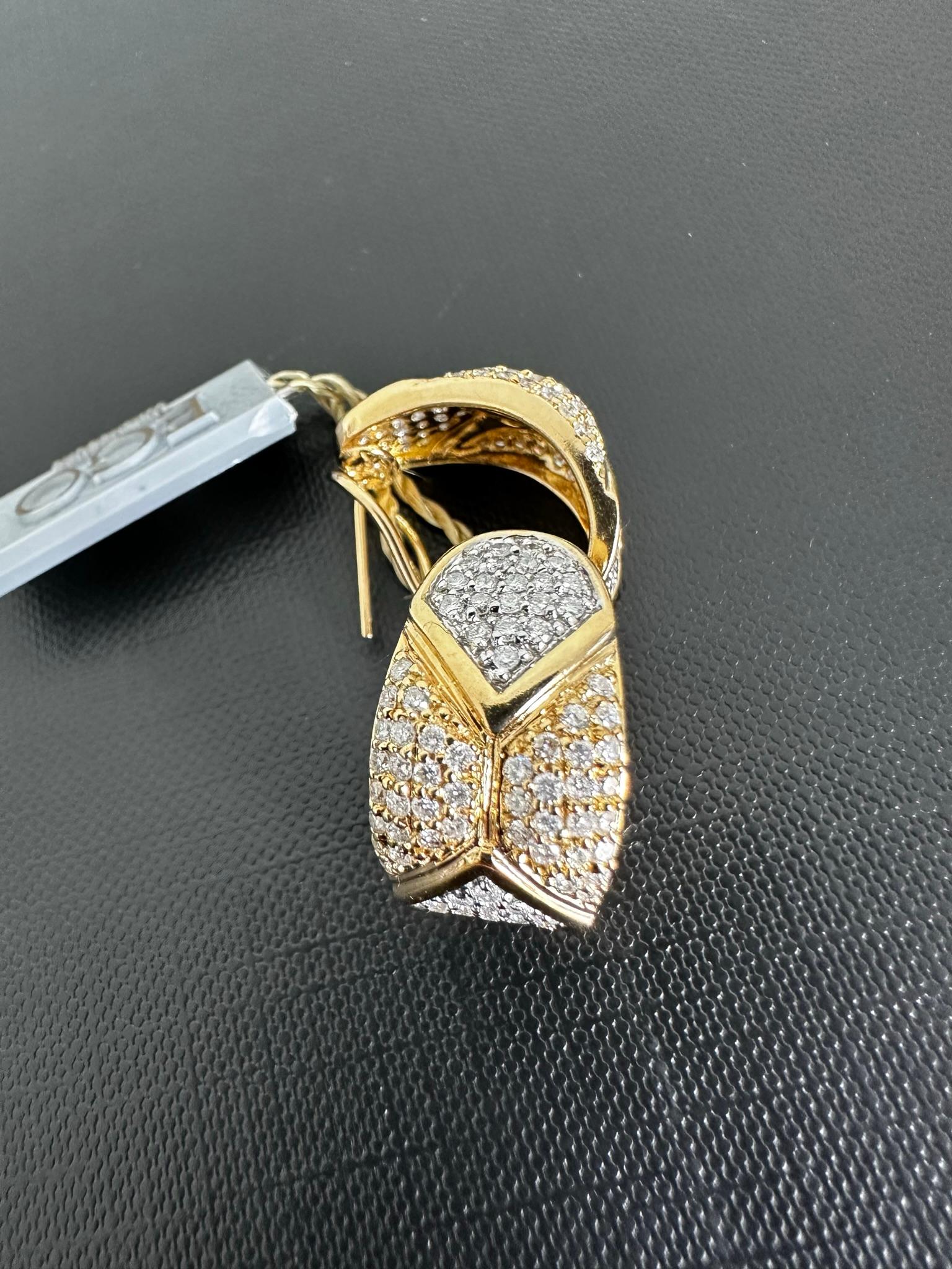 Moderne französische Ohrringe und Ringe aus Gold und Diamanten in Schmuck gefasst im Angebot 9