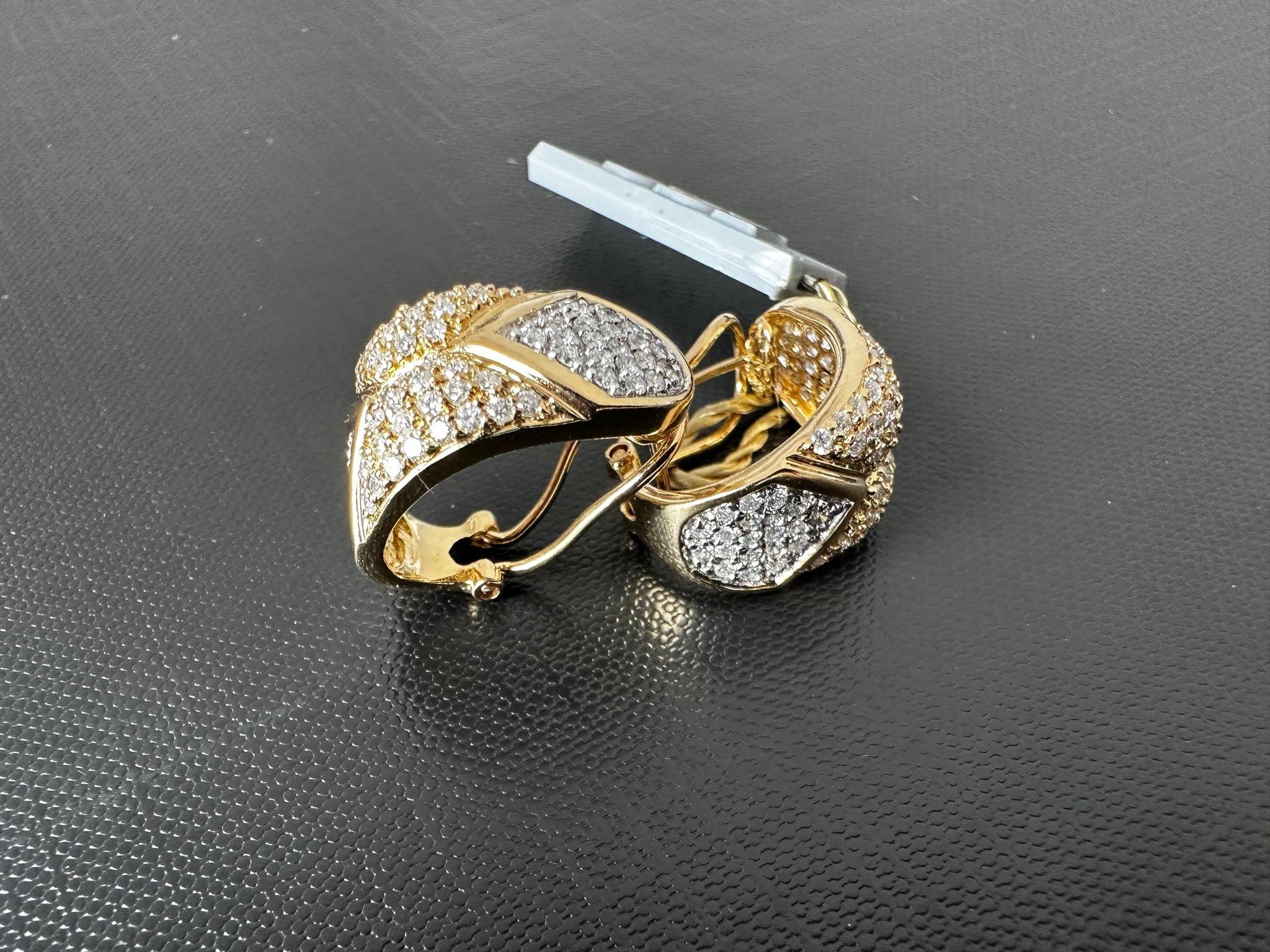 Moderne französische Ohrringe und Ringe aus Gold und Diamanten in Schmuck gefasst im Angebot 10