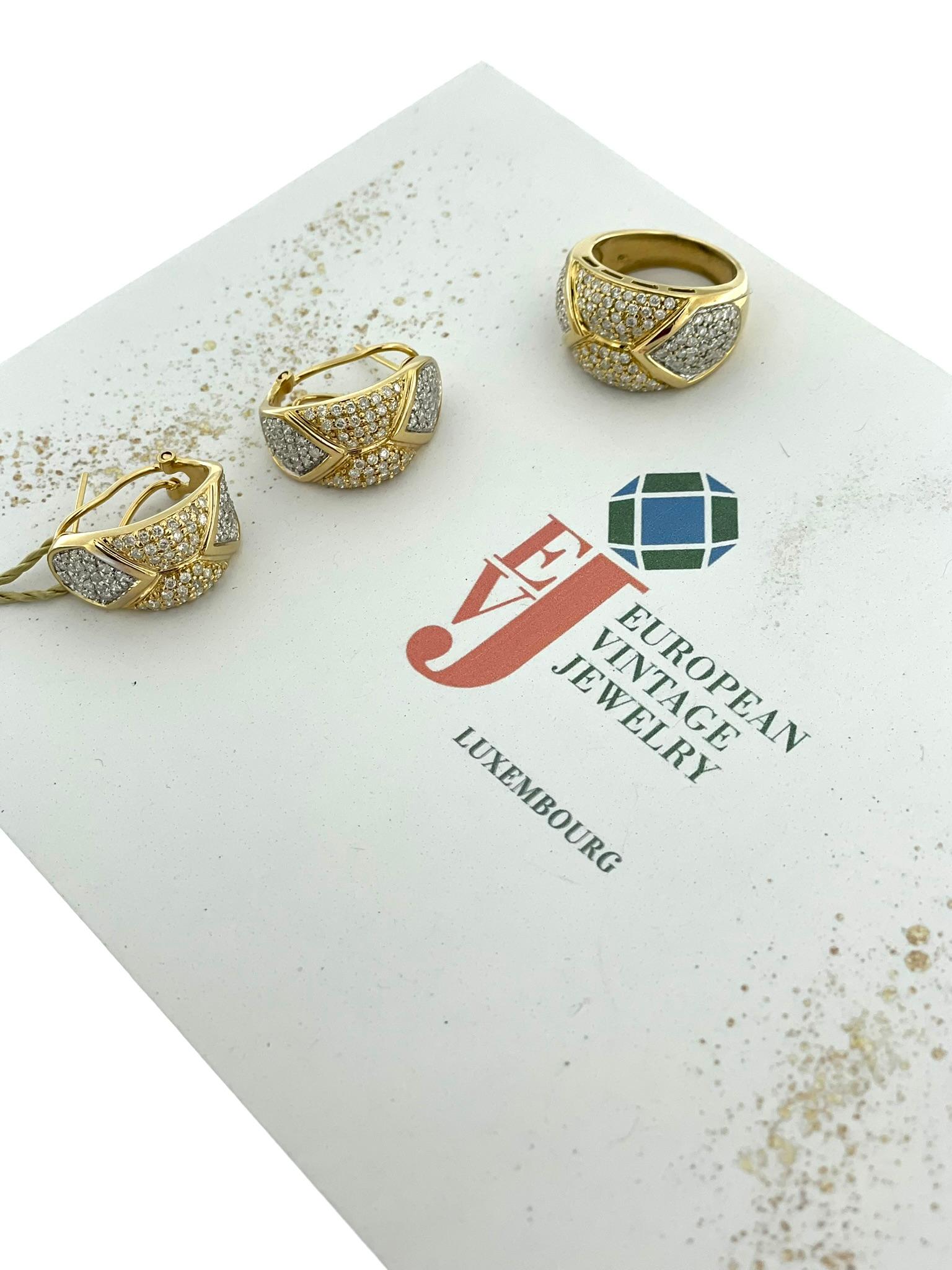 Dieses moderne französische Schmuckset ist eine atemberaubende Kombination aus Eleganz und Luxus. Das aus 18 Karat Gelb- und Weißgold gefertigte Set besteht aus einem Paar Ohrringe und einem Ring, der mit exquisiten Diamanten besetzt ist.

Die