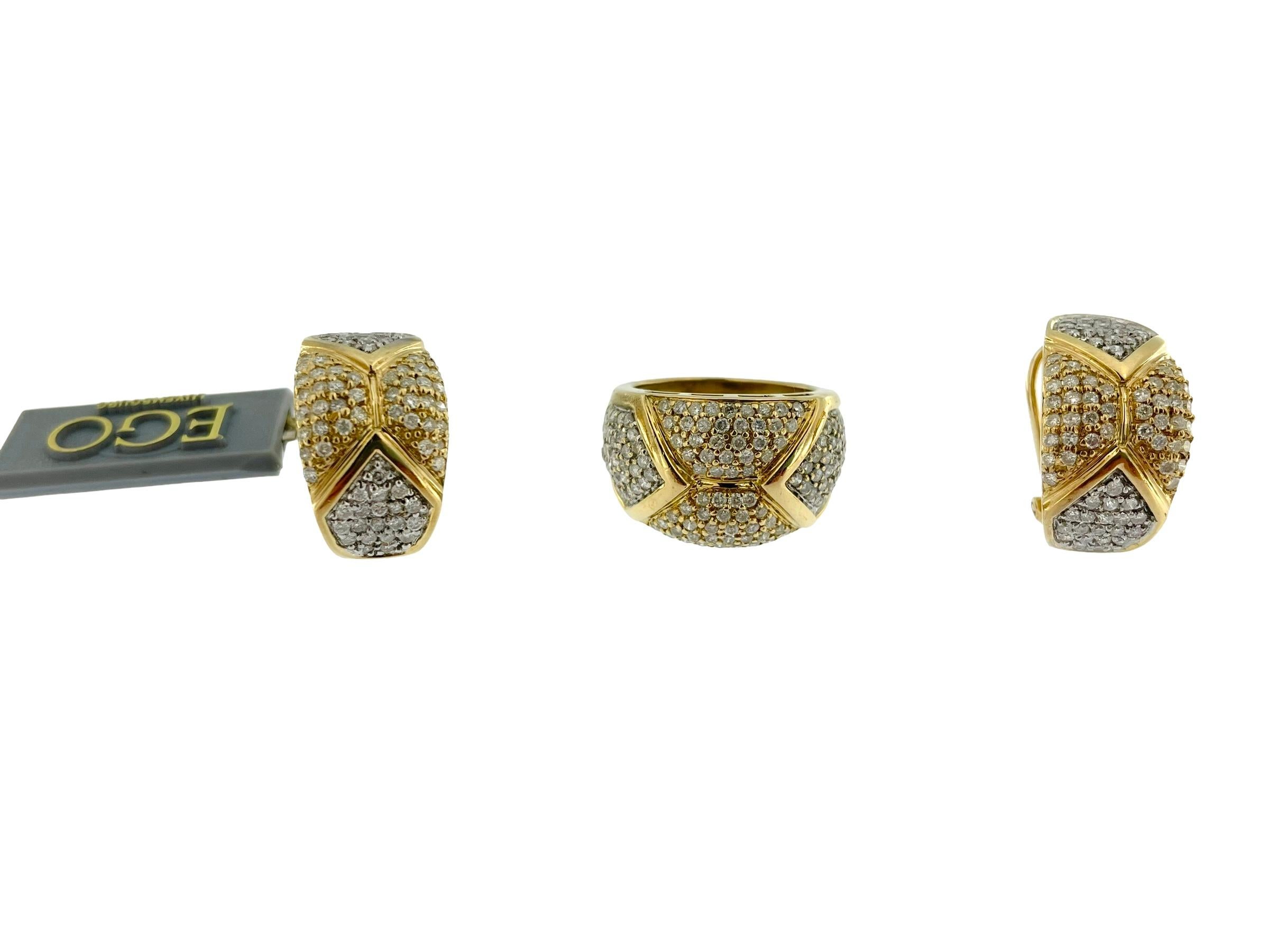 Moderne französische Ohrringe und Ringe aus Gold und Diamanten in Schmuck gefasst (Brillantschliff) im Angebot